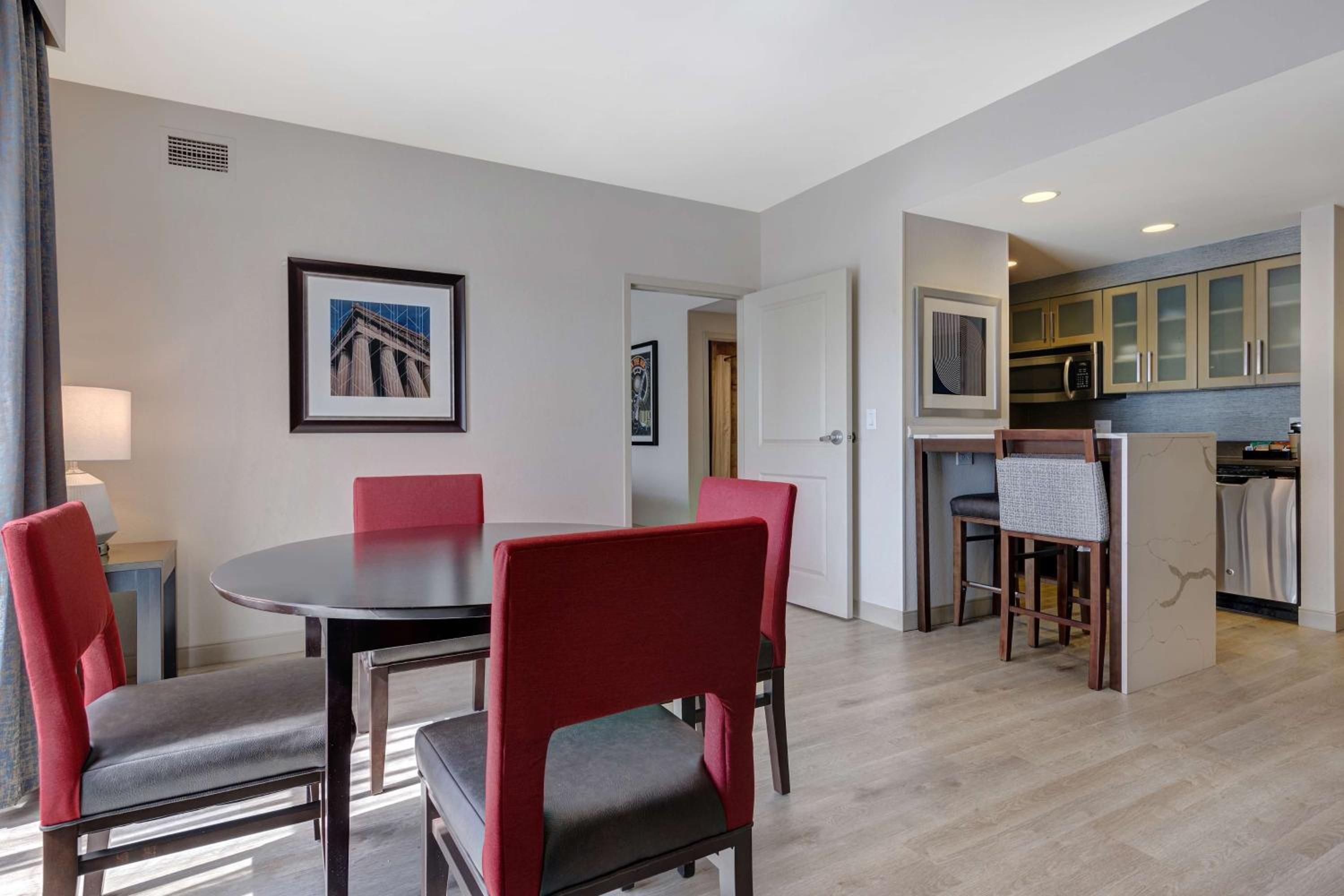 Deluxe One-Bedroom Queen Suite - Non-Smoking
