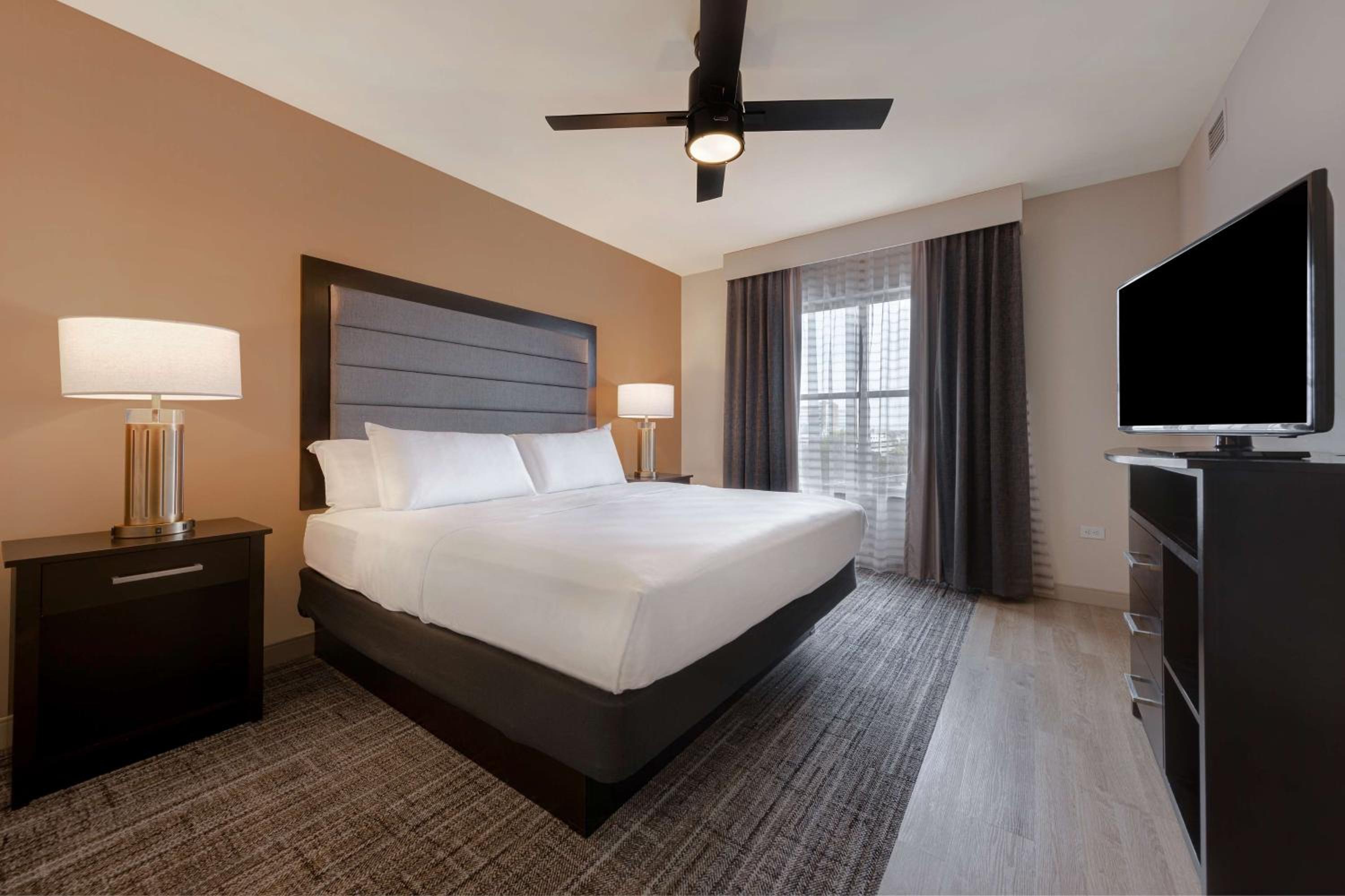 One-Bedroom King Suite - Non-Smoking thumbnail 6