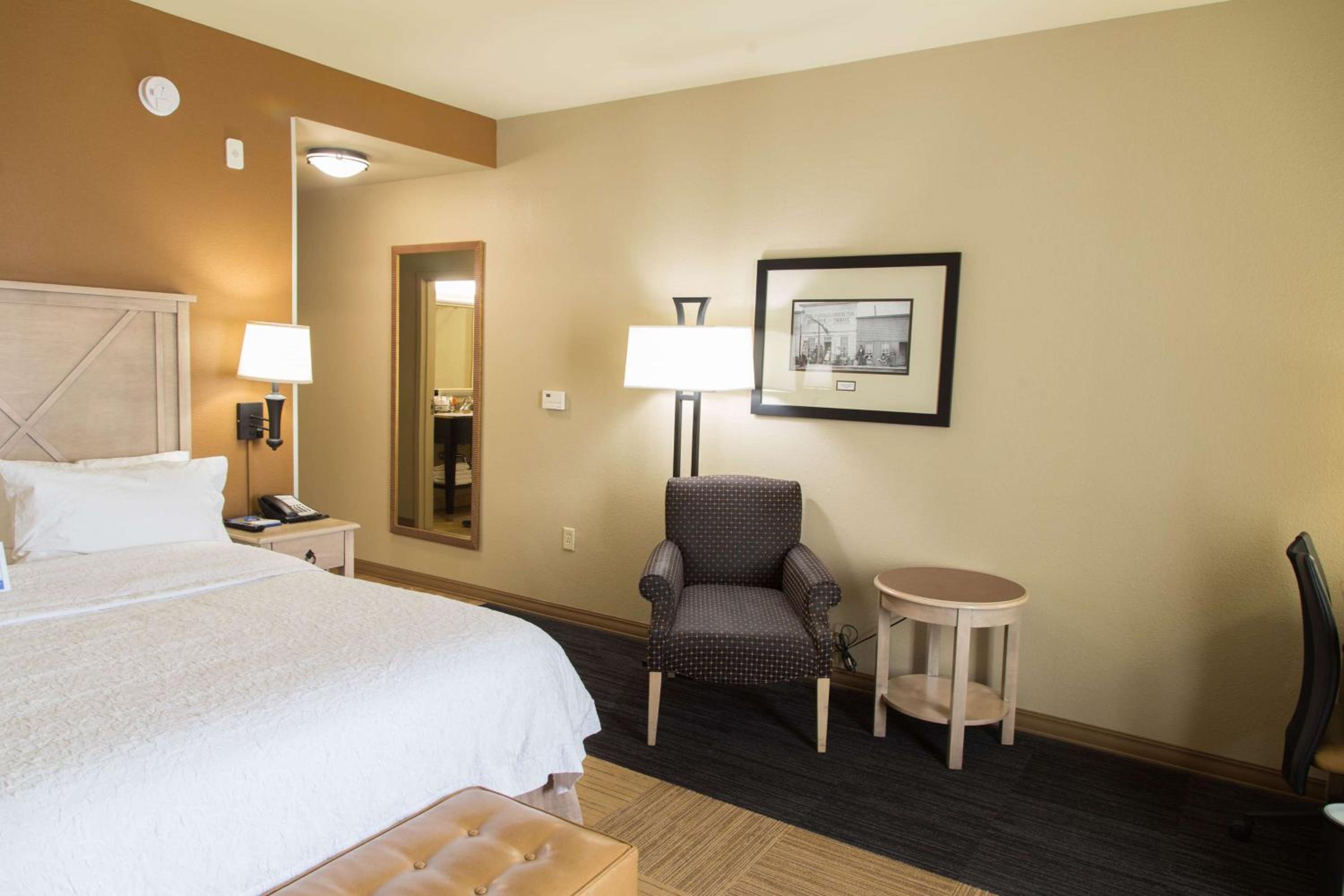King Room with King Bed - Non-Smoking - Photo 1