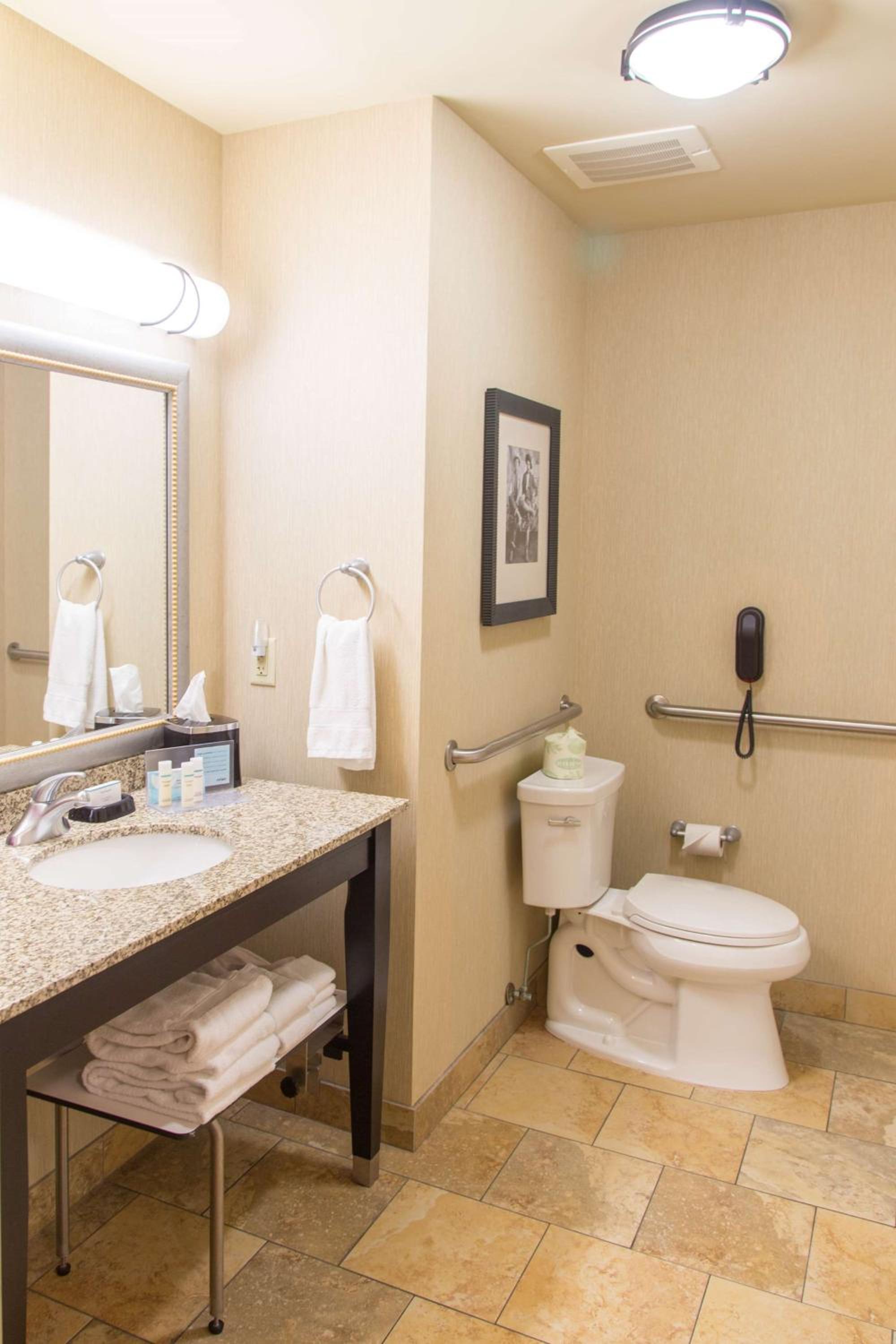 King Room with Accessible Tub - Mobility and Hearing Access/Non-Smoking - Photo 3