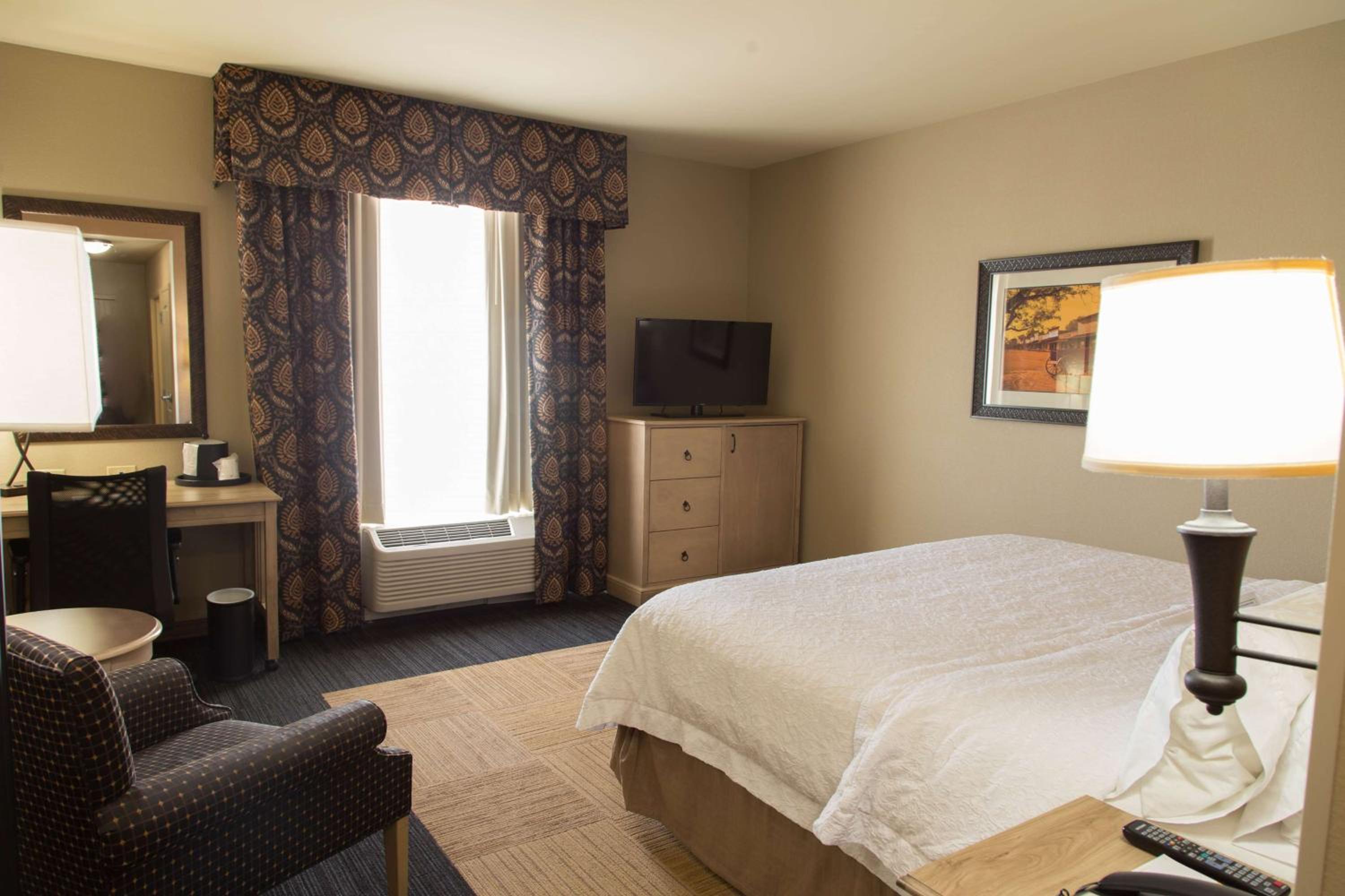 King Room with King Bed - Non-Smoking - Photo 4