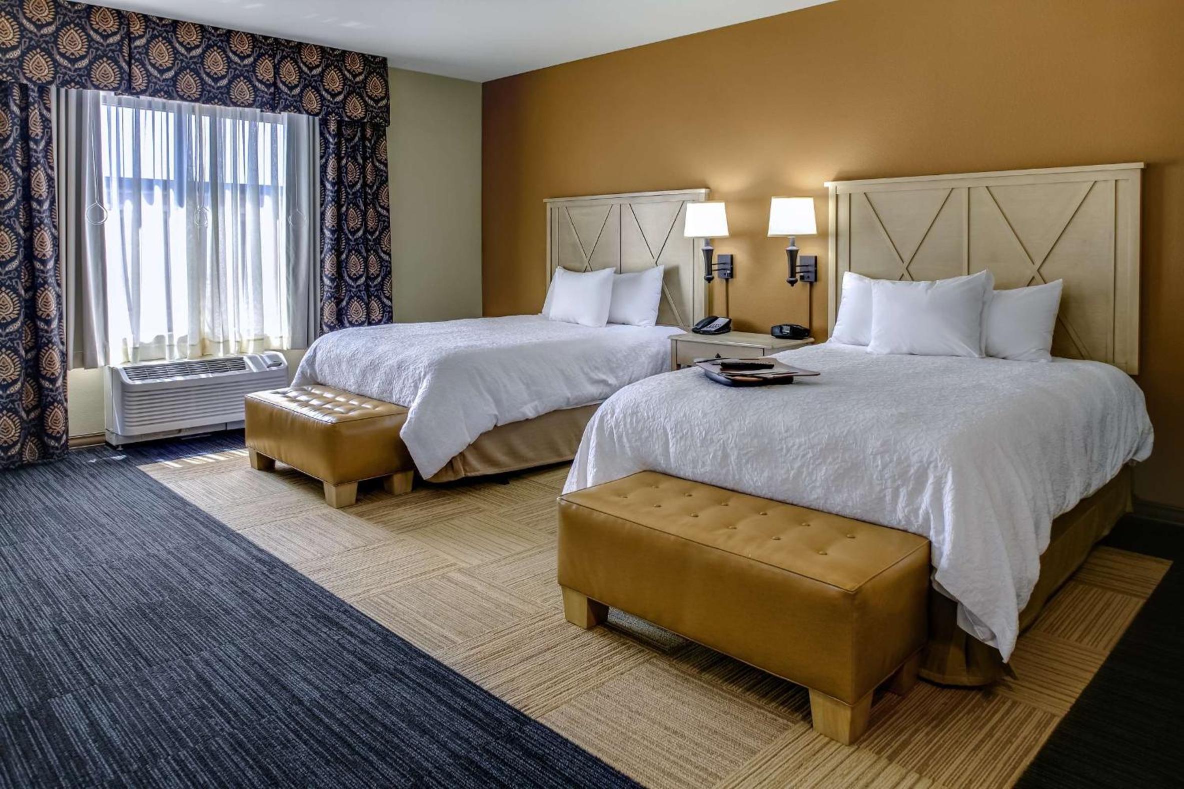 Room with Two Queen Beds - Non-Smoking - Photo 4