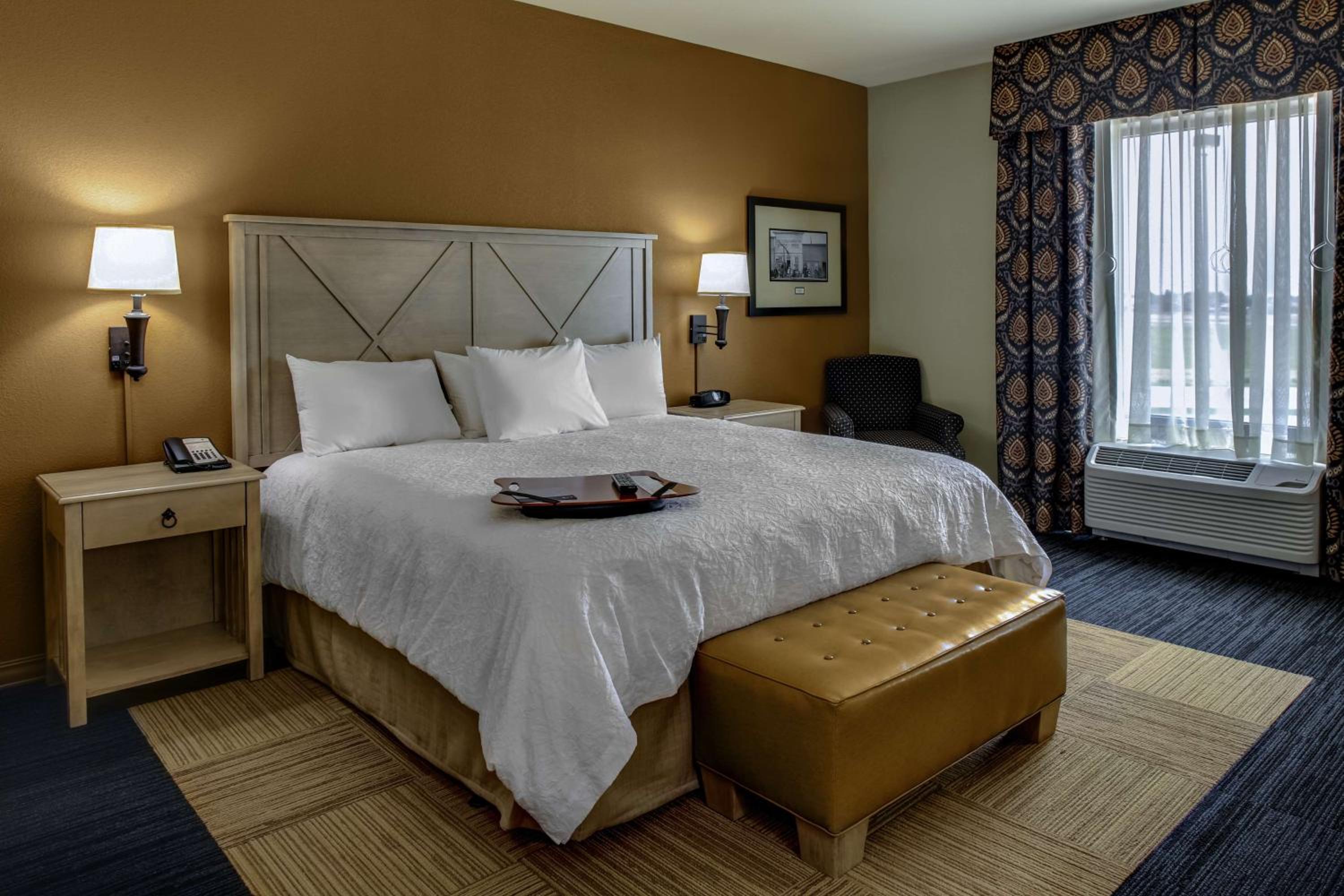 King Room with King Bed - Non-Smoking - Photo 3