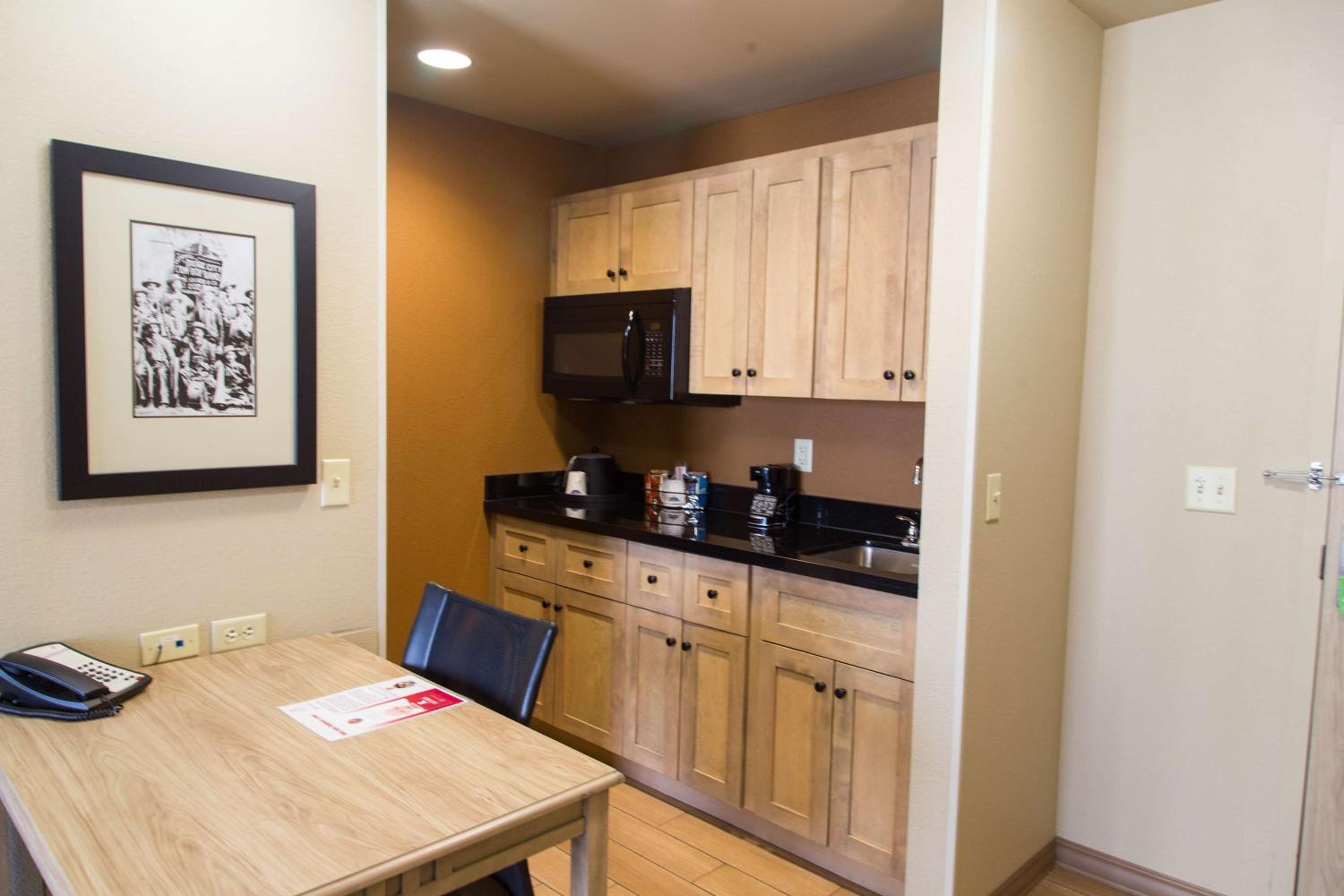 One-Bedroom Queen Suite - Non-Smoking - Photo 3