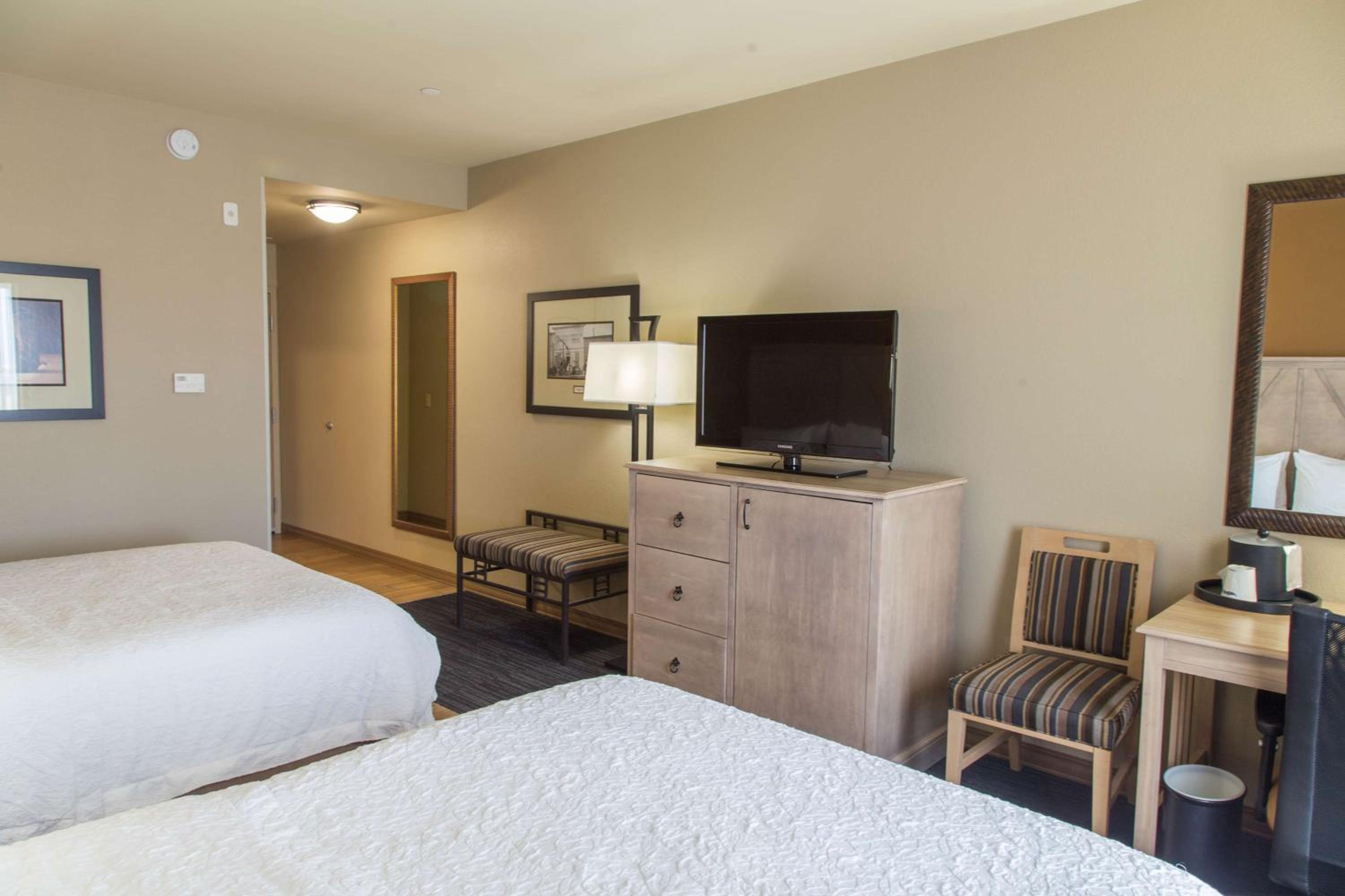 Room with Two Queen Beds - Non-Smoking - Photo 3