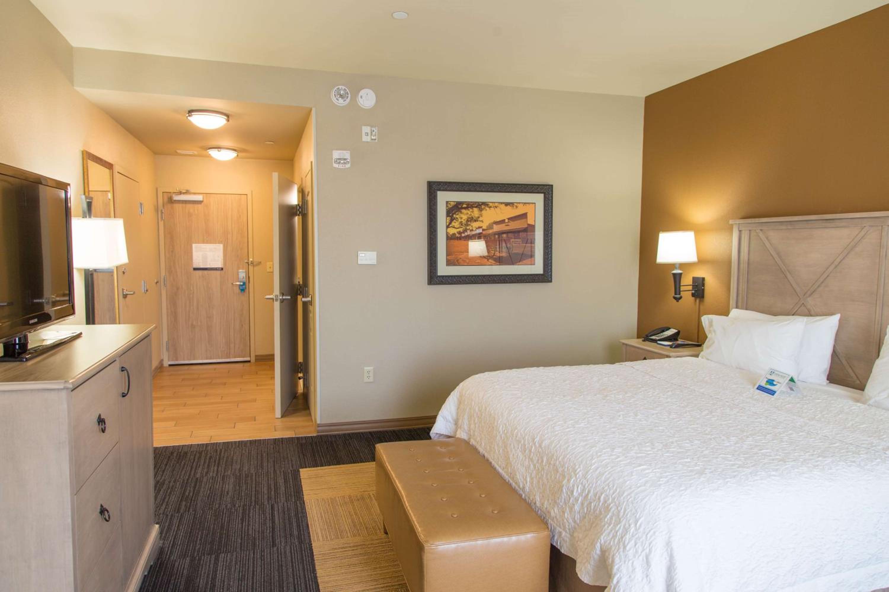 King Room with Accessible Tub - Mobility and Hearing Access/Non-Smoking - Photo 2