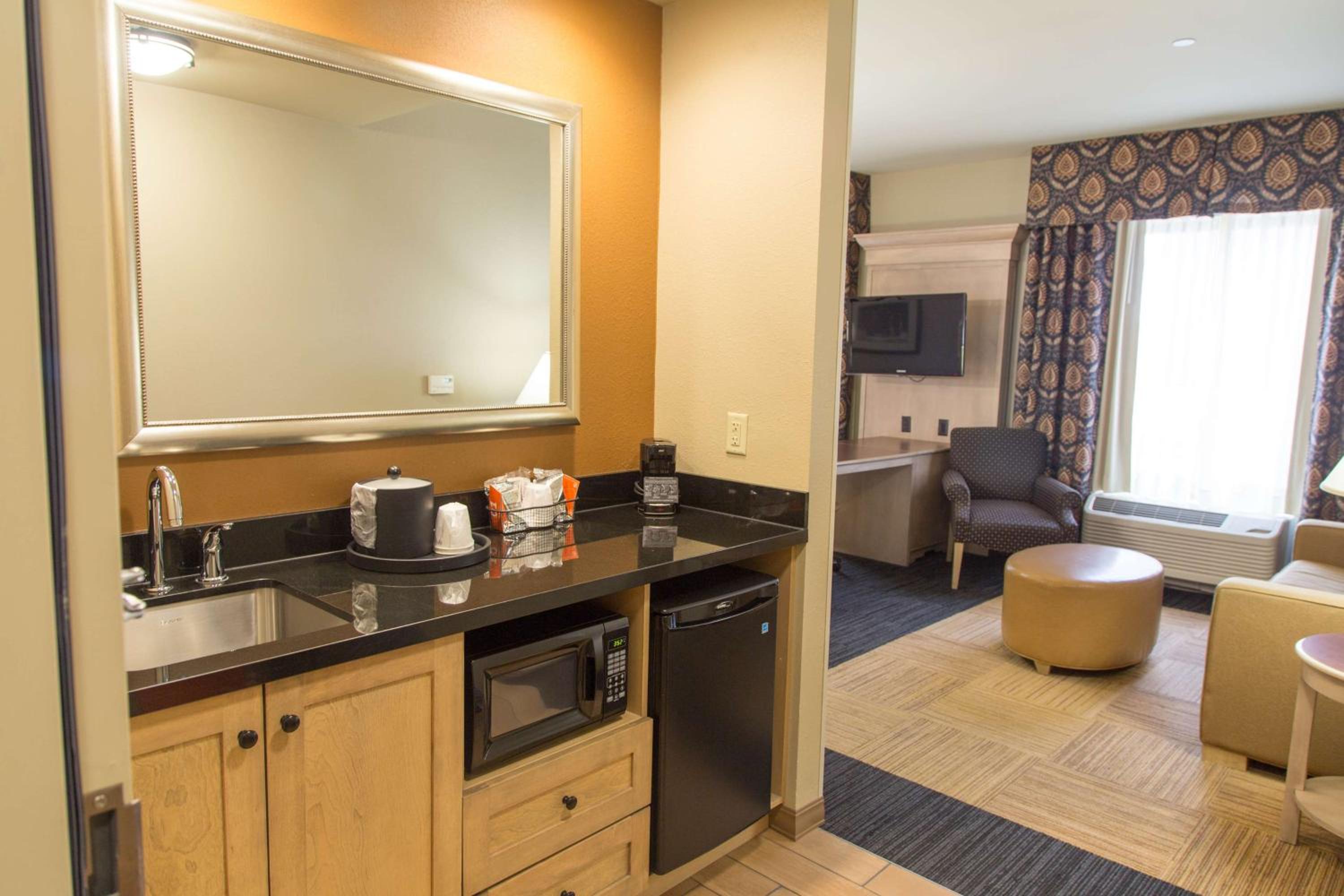 King Studio Suite - Non-Smoking - Photo 3