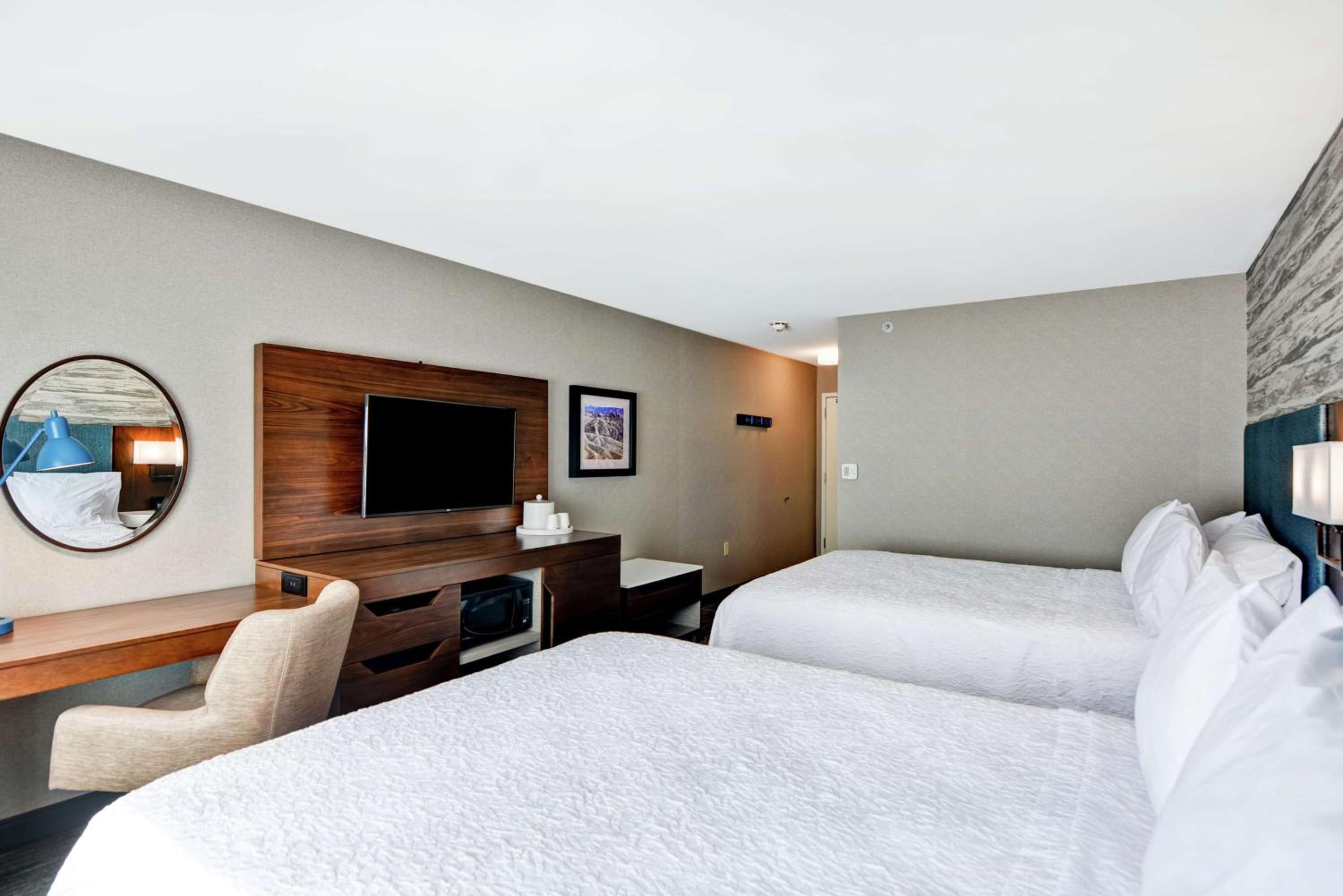 Room with Two Queen Beds - Non-Smoking - Photo 3