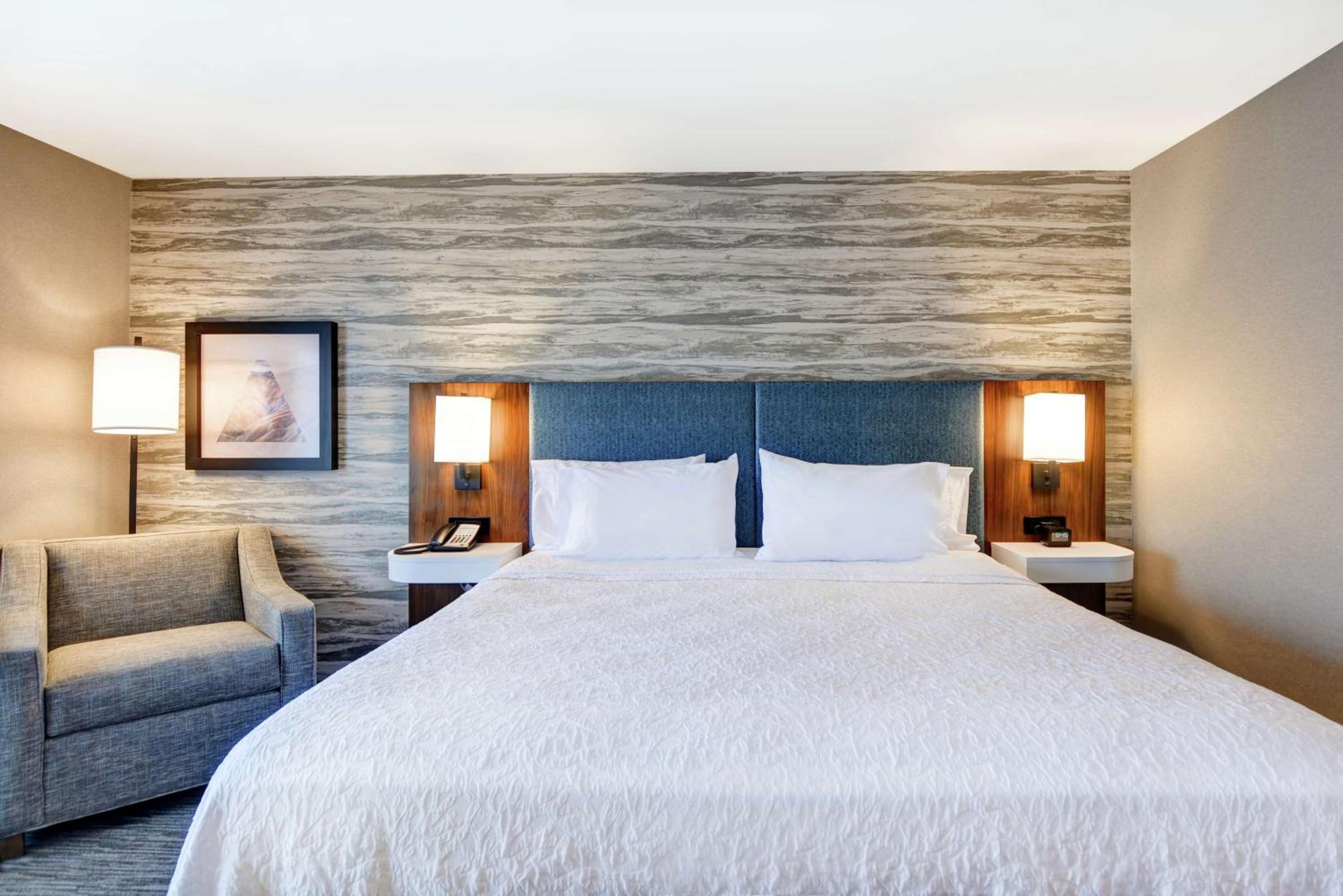 King Room with King Bed - Non-Smoking - Photo 3
