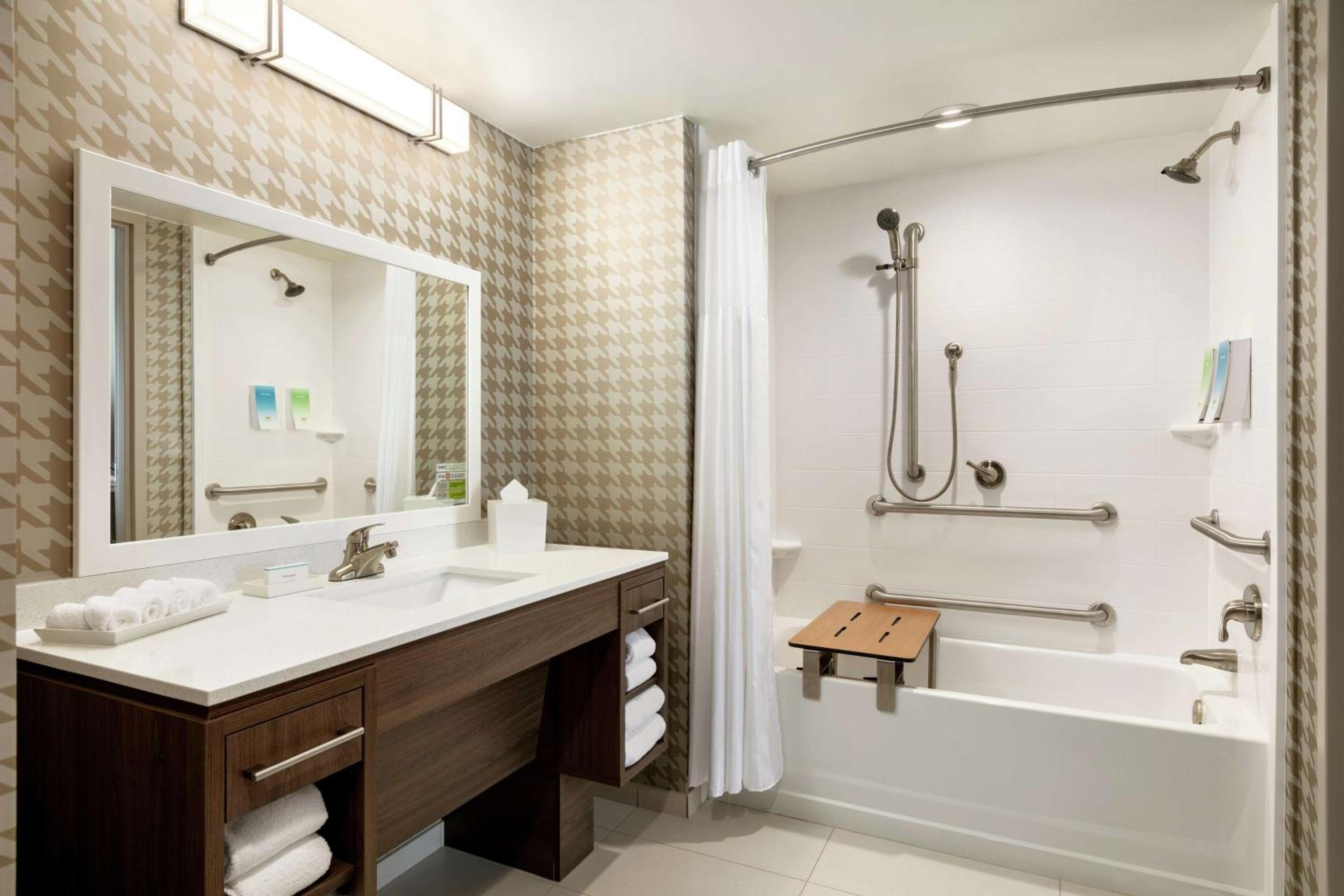 King Suite - Mobility and Hearing Access/Non-Smoking photo 3