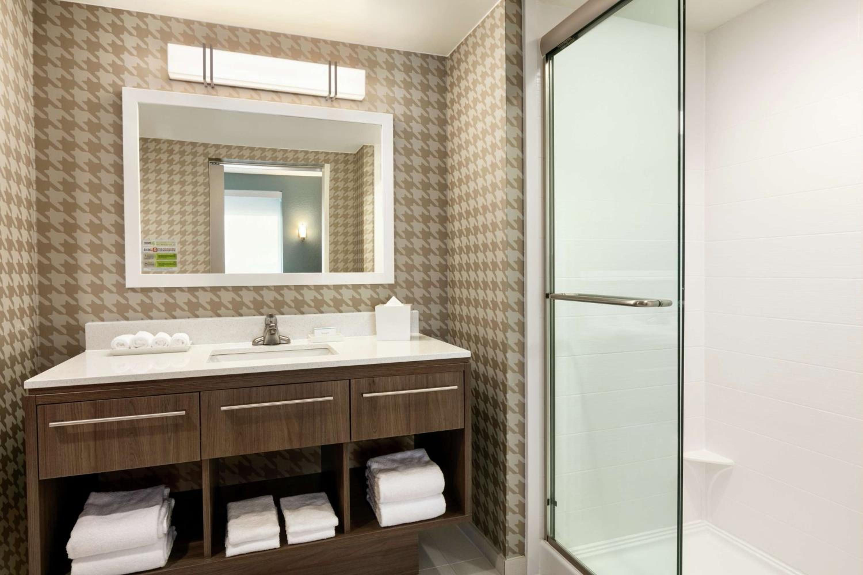 Studio with Two Queen Beds and Roll-In Shower - Mobility and Hearing Access/Non-Smoking photo 3