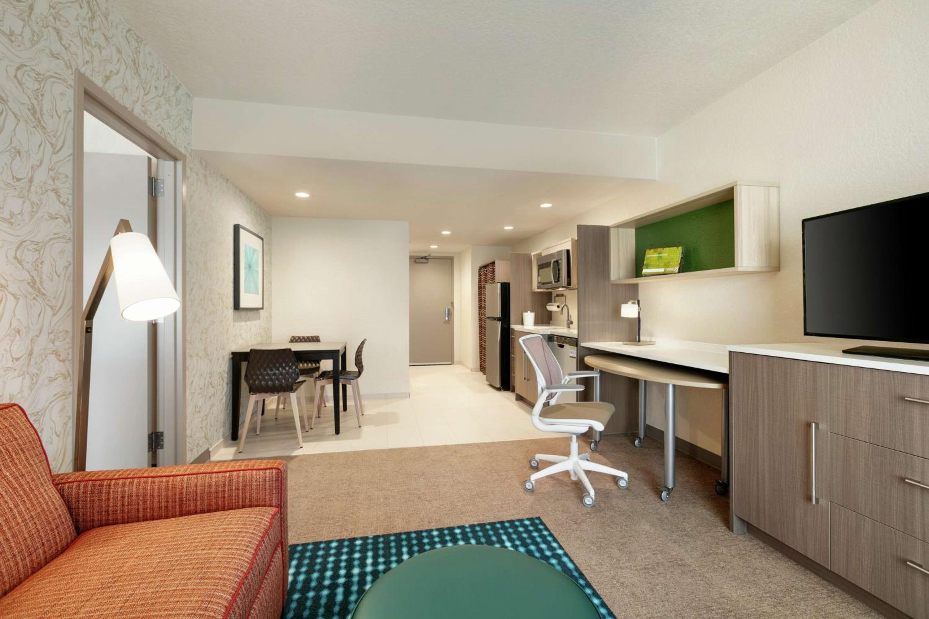 King Suite - Mobility and Hearing Access/Non-Smoking photo 2