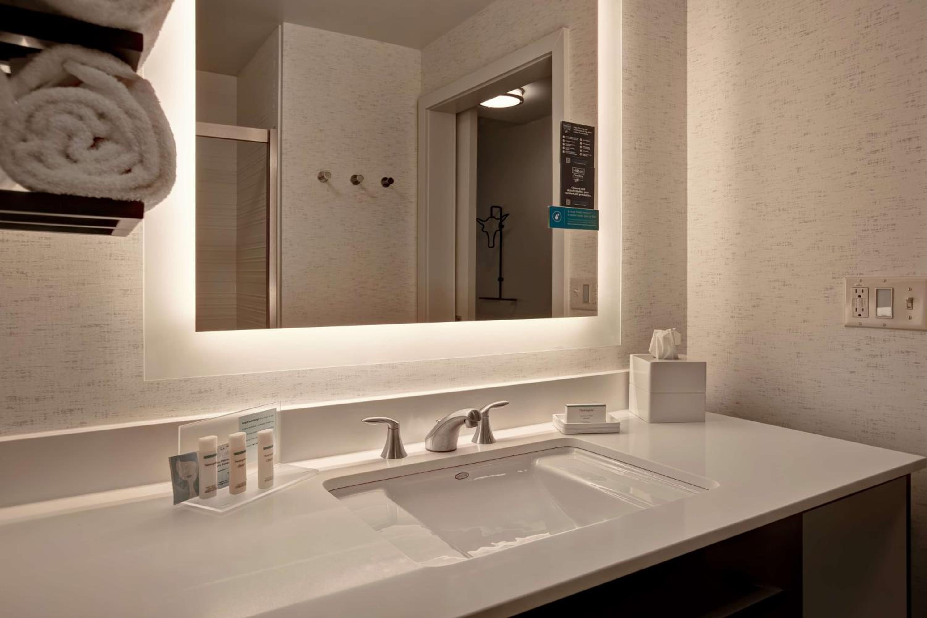 Queen Room thumbnail 6