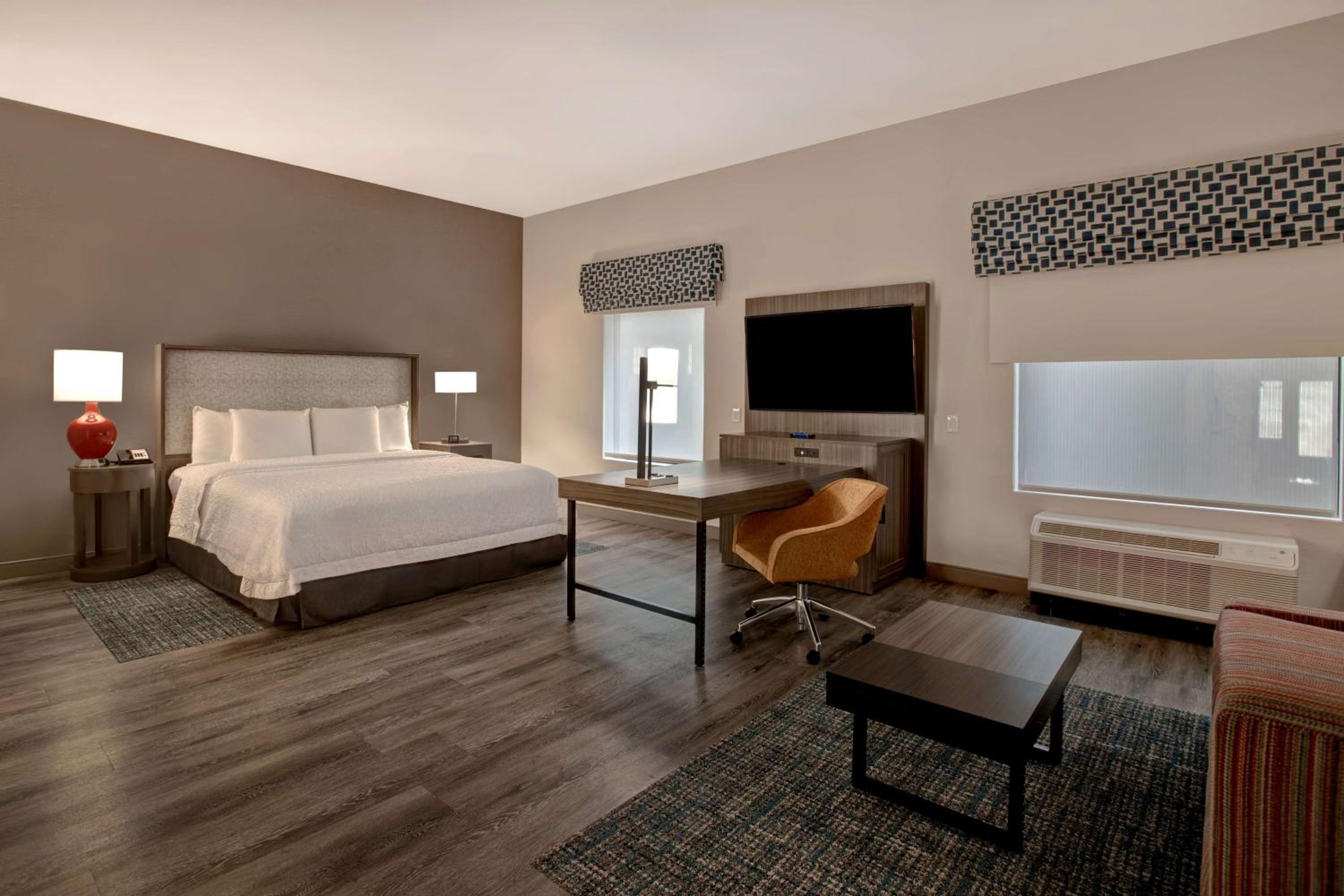 Studio, 1 King Bed, Refrigerator & Microwave (Wet bar)