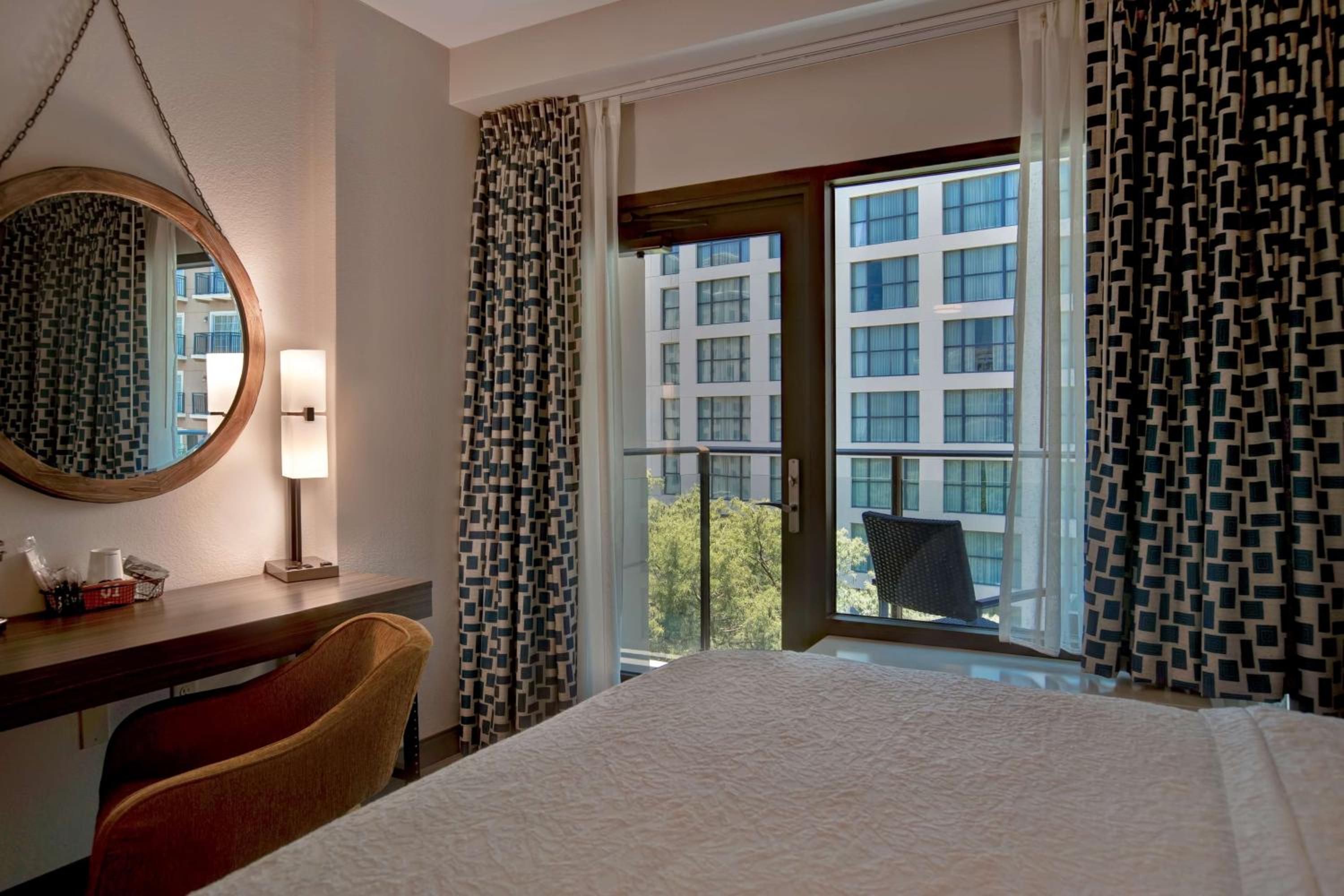 Queen Room with River View thumbnail 6