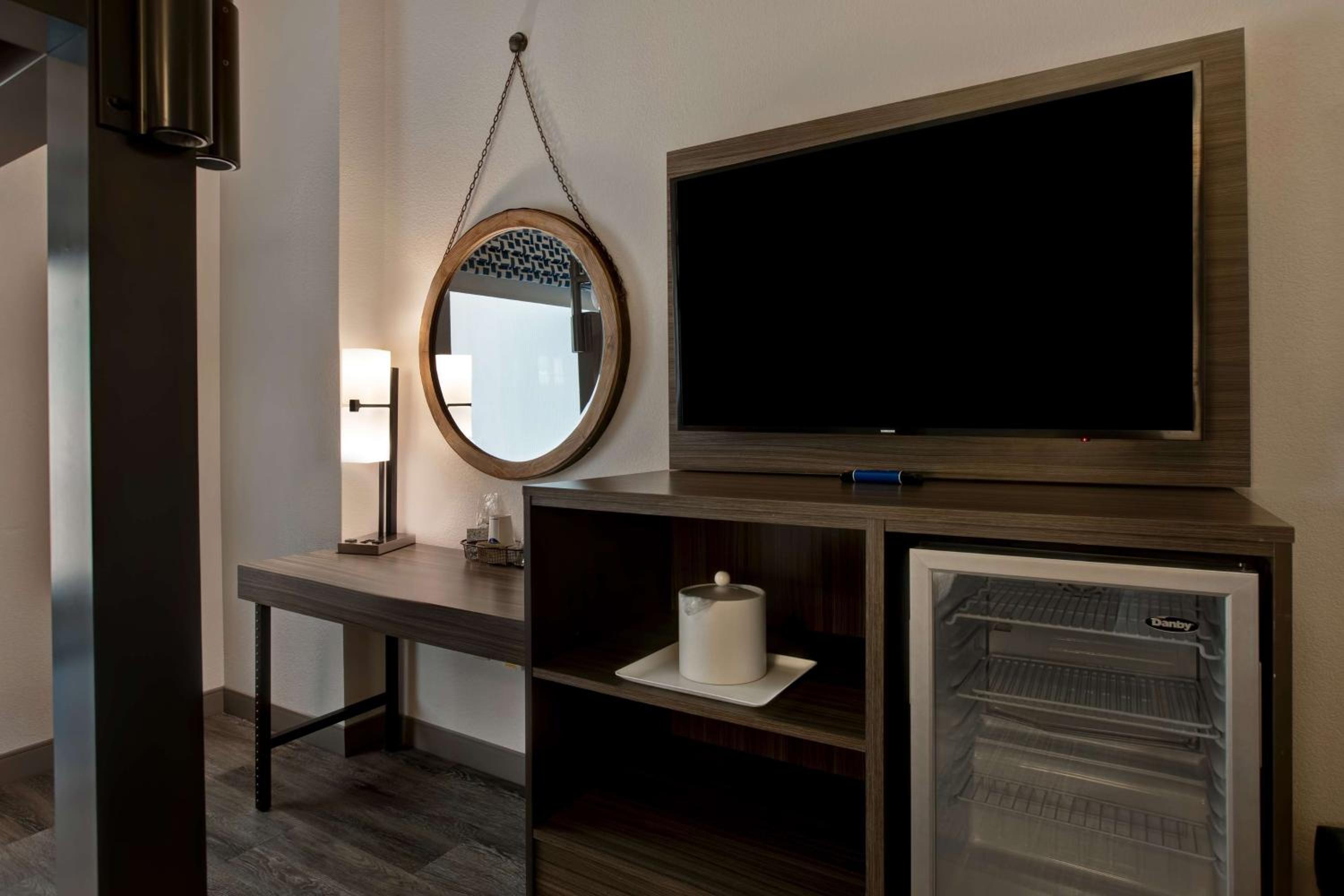 One-Bedroom King Suite - Non-Smoking thumbnail 5