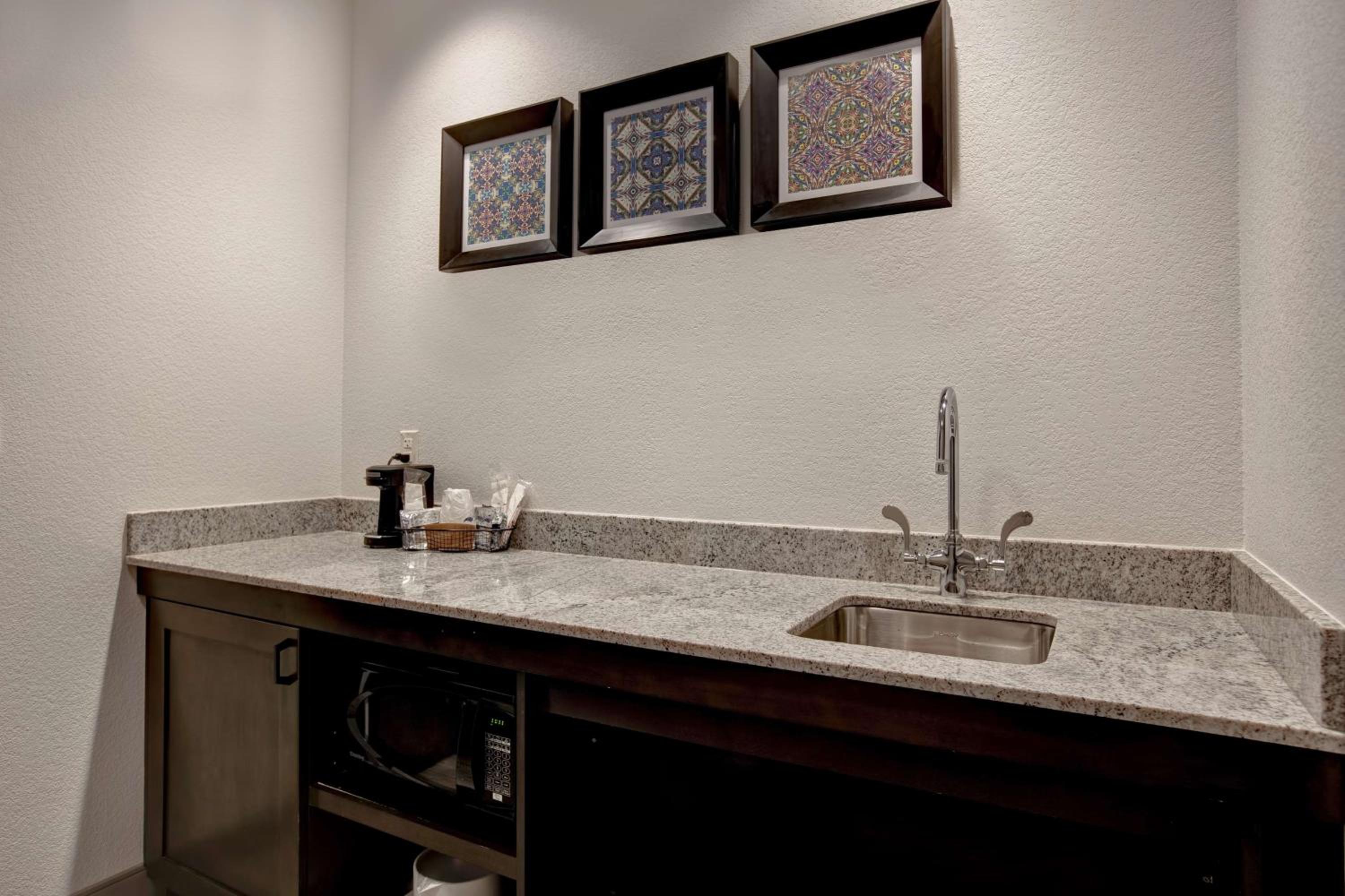 Studio, 1 King Bed, Refrigerator & Microwave (Wet bar) thumbnail 5