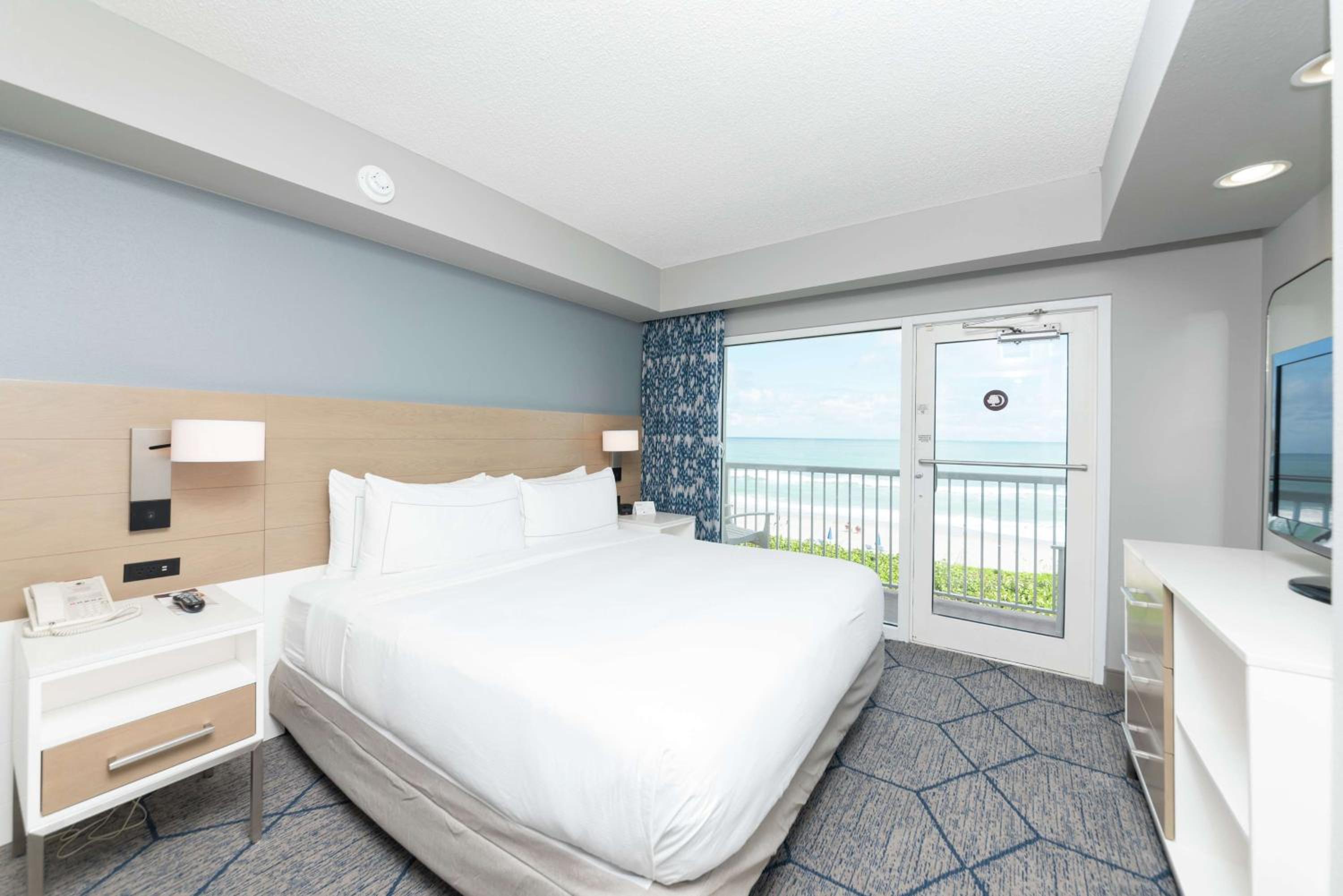 Queen Suite - Disability Access with Oceanfront View