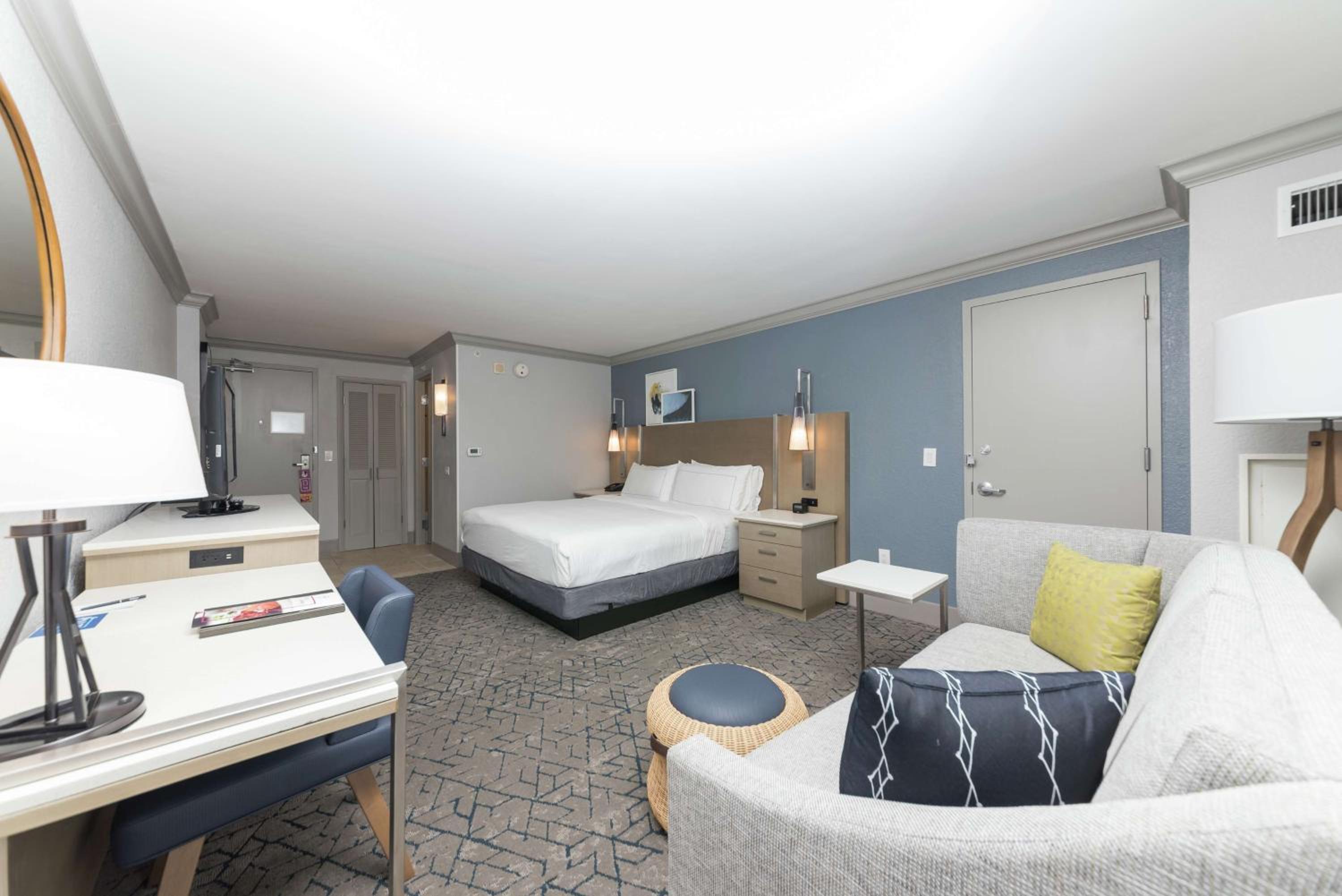 King Room with Oceanfront View - Non-Smoking