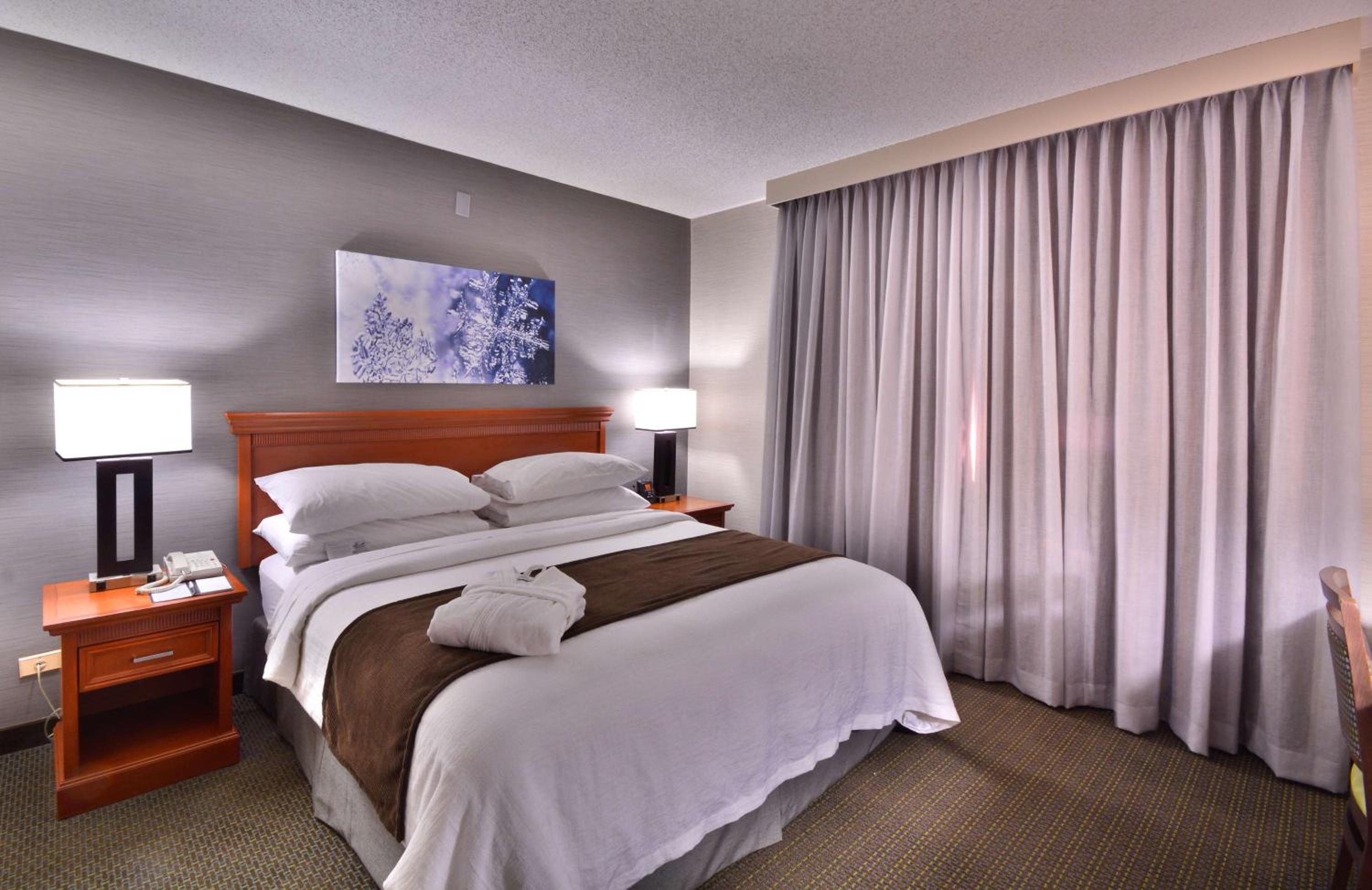 King Suite with Accessible Tub - Mobility and Hearing Access/Non-Smoking - Photo 3