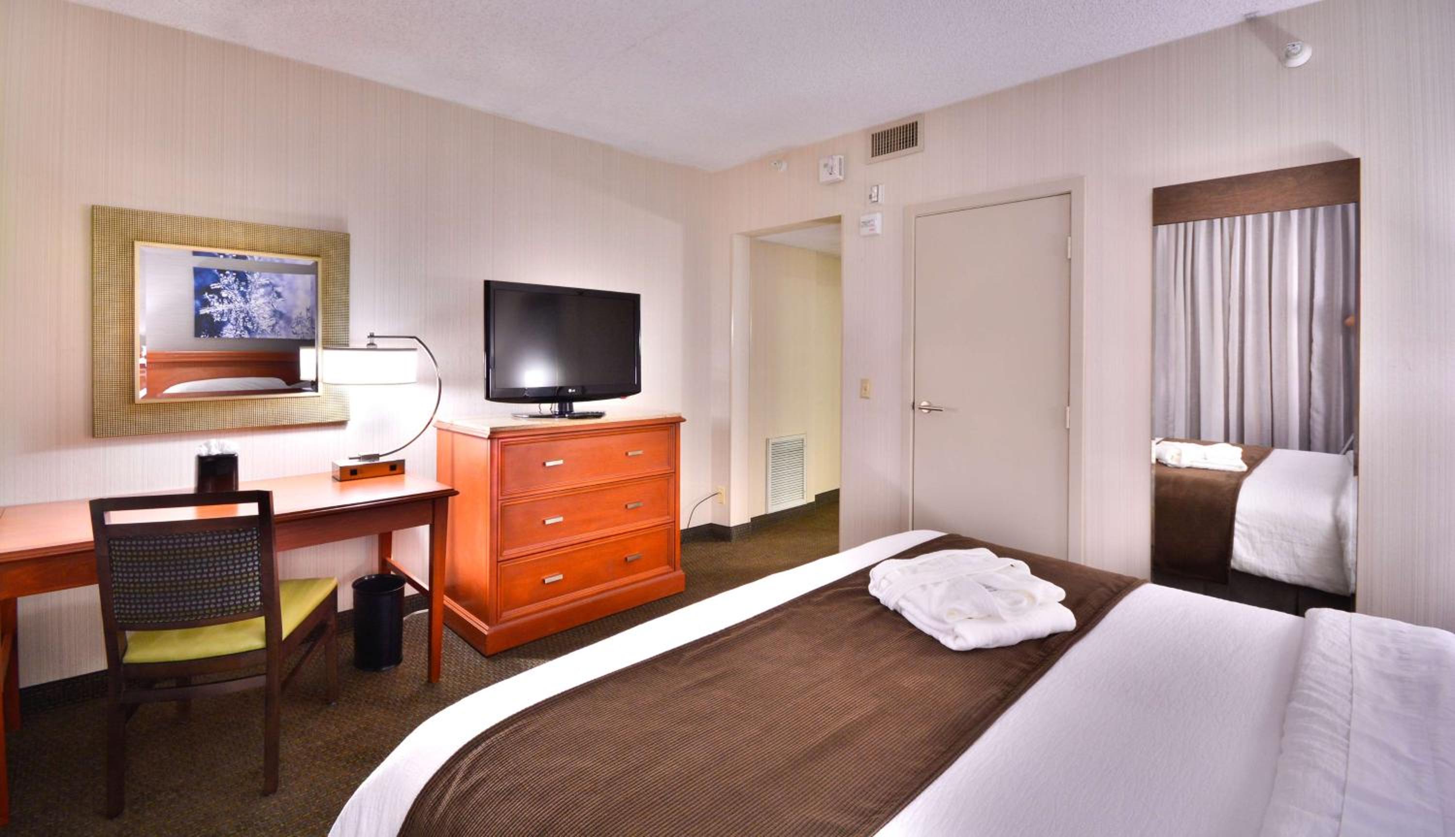 King Suite with Accessible Tub - Mobility and Hearing Access/Non-Smoking - Photo 1