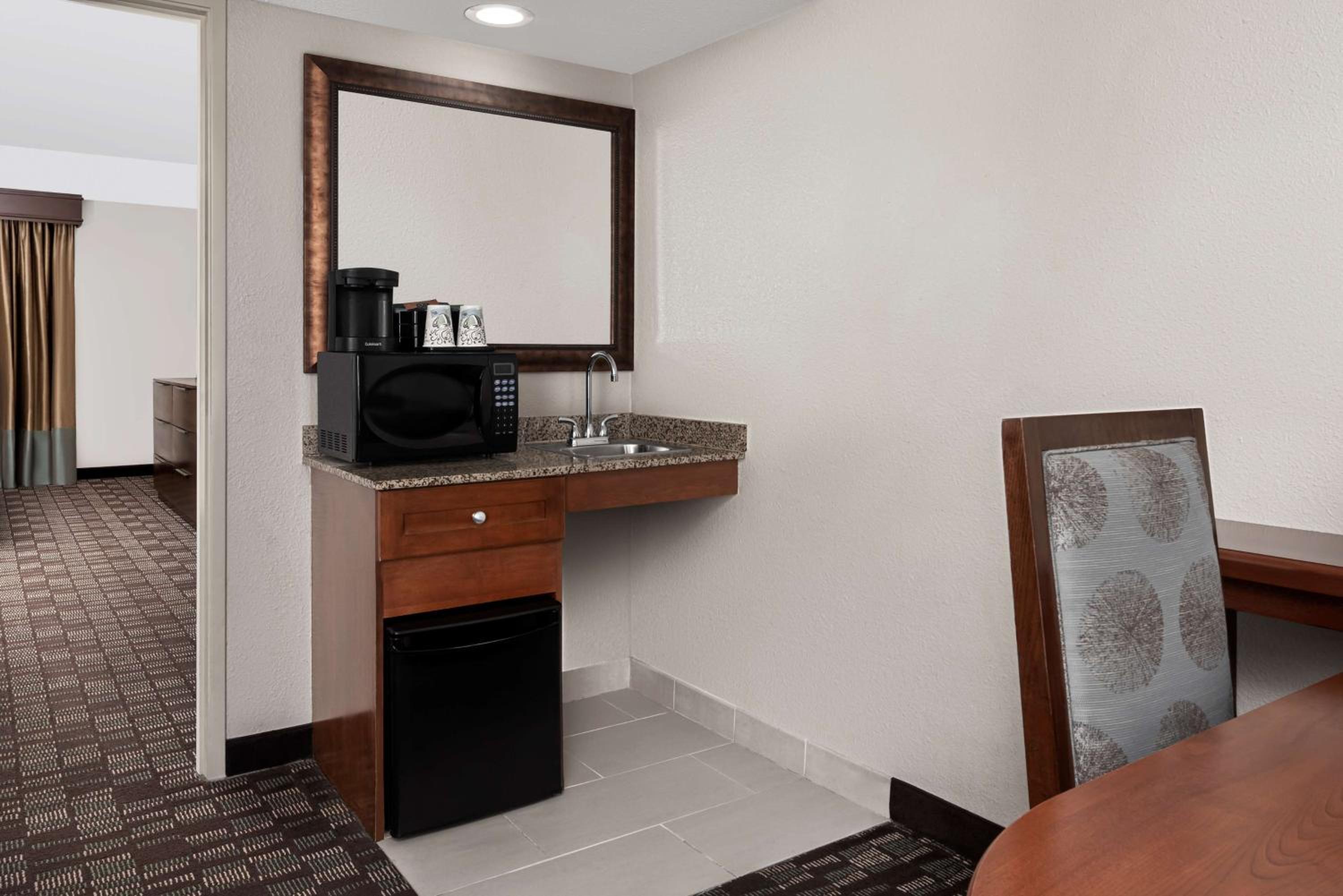 Premium King Room with Roll-In Shower - Mobility and Hearing Accessible/Non-Smoking - Photo 6