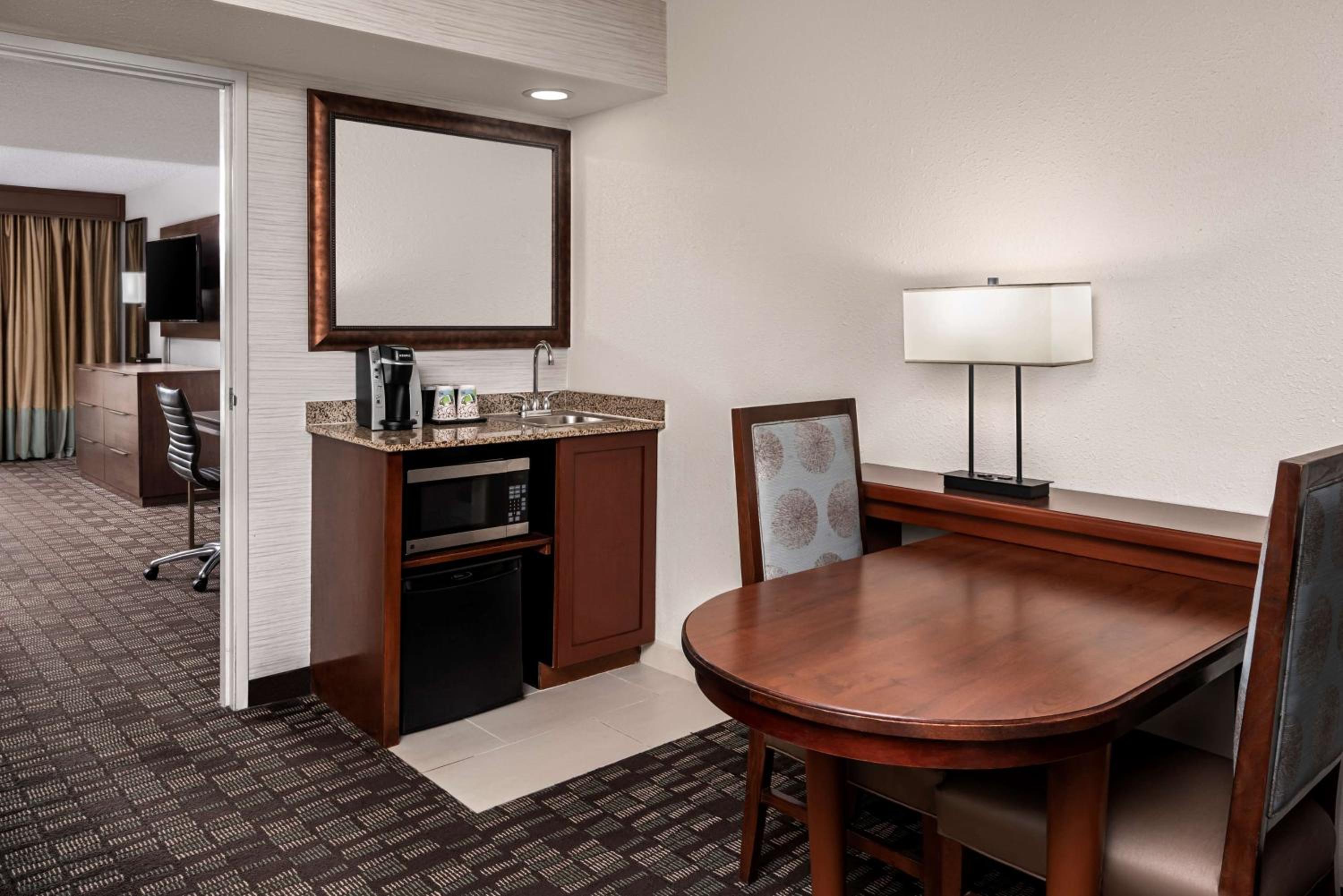 Two-Room King Suite - Non-Smoking - Photo 6