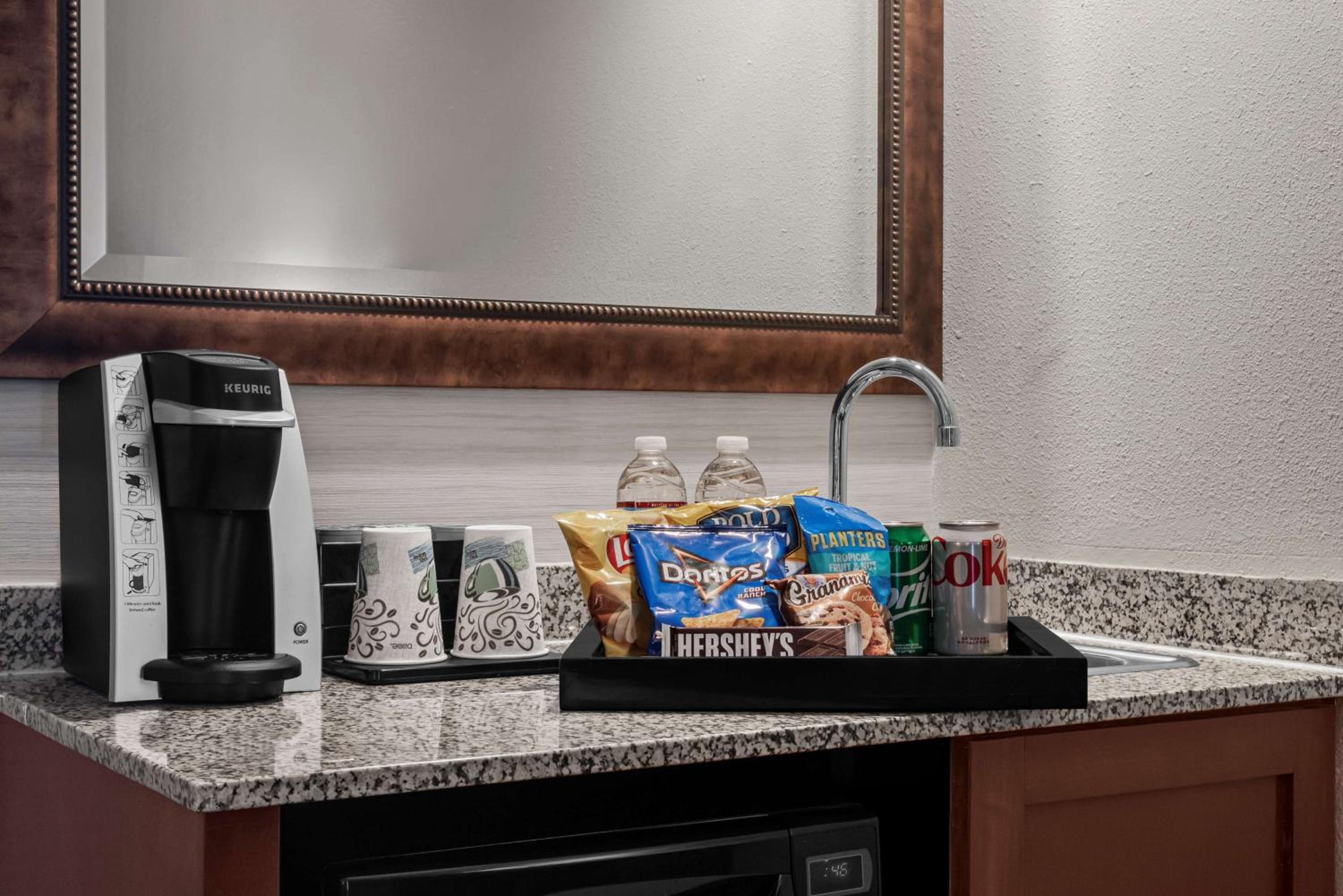 Premium King Suite - Non-Smoking - Photo 3