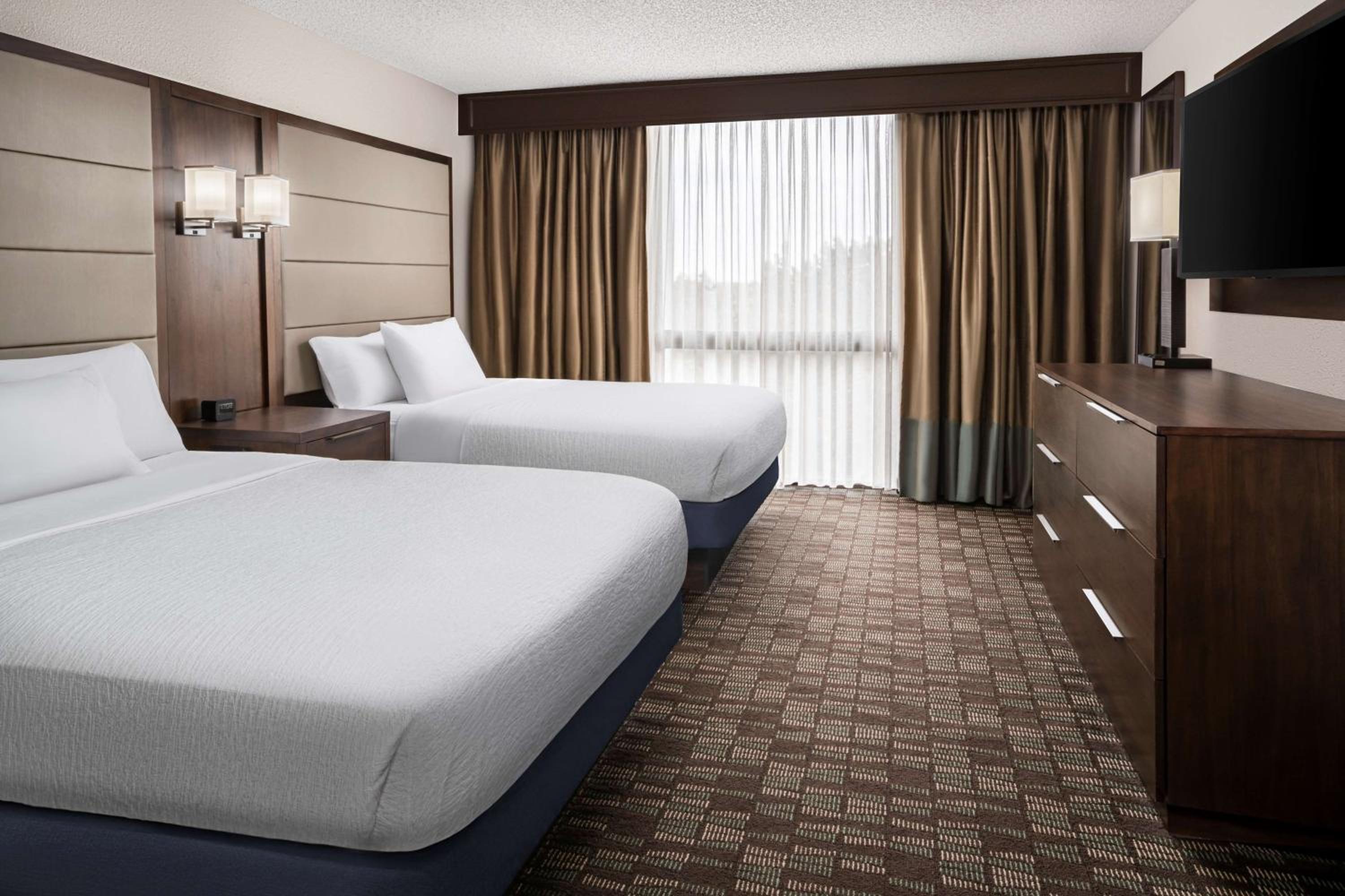 Premium Queen Suite with Two Queen Beds - Non-Smoking - Photo 5