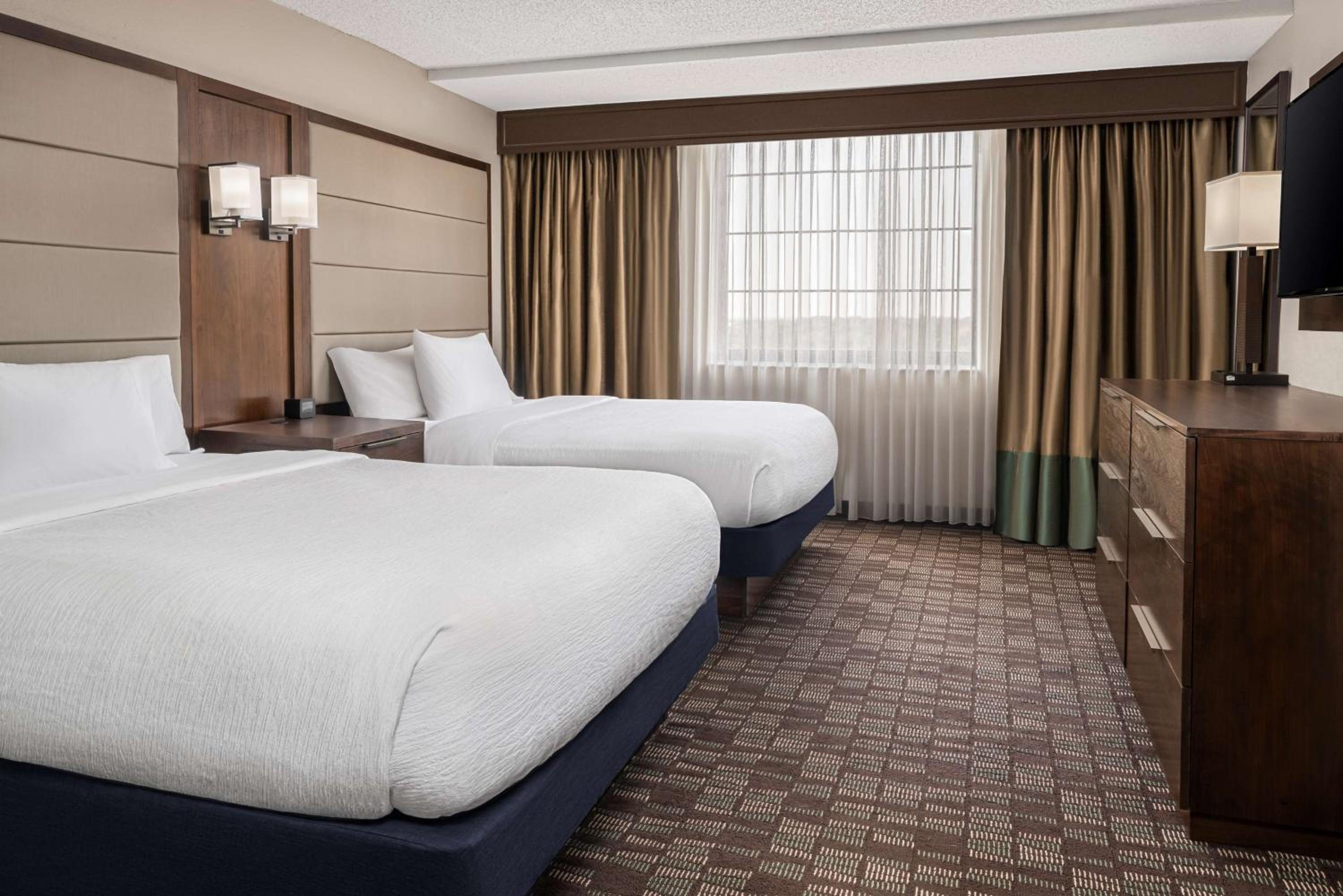 Premium Queen Suite with Two Queen Beds - Non-Smoking - Photo 7