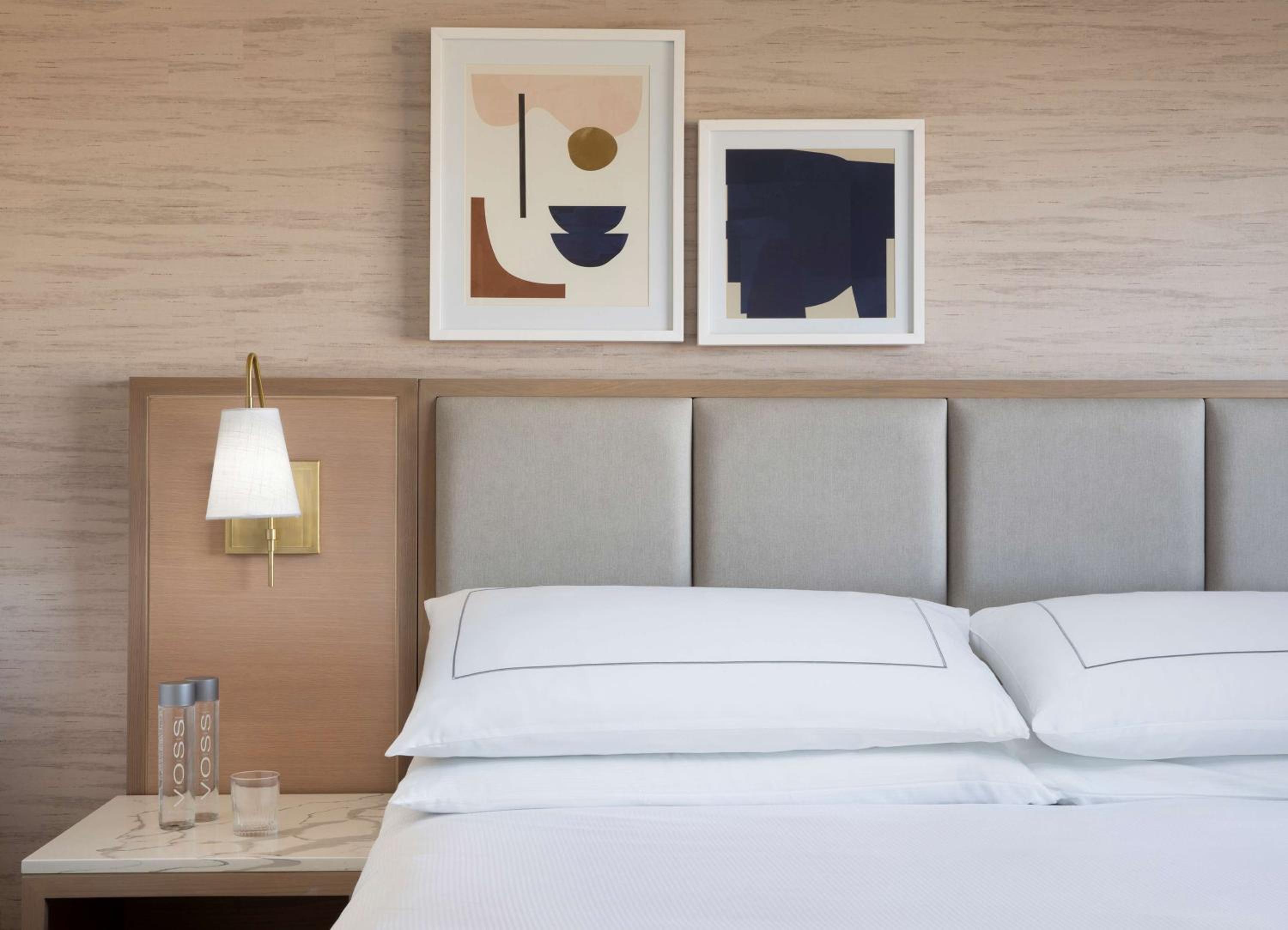One-Bedroom King Suite with Balcony thumbnail 5