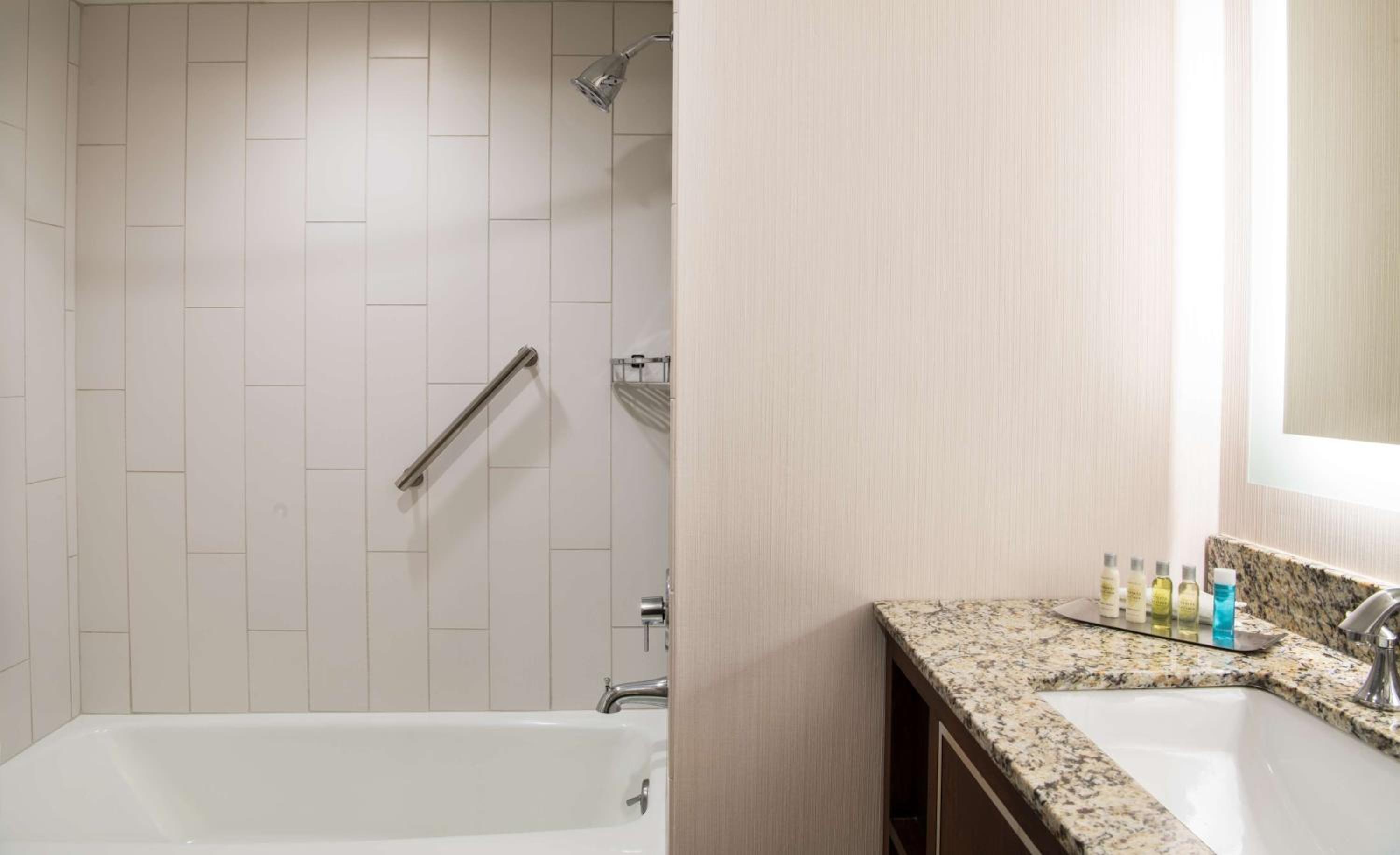 King Room with Bath Tub - Mobility Access - Photo 4