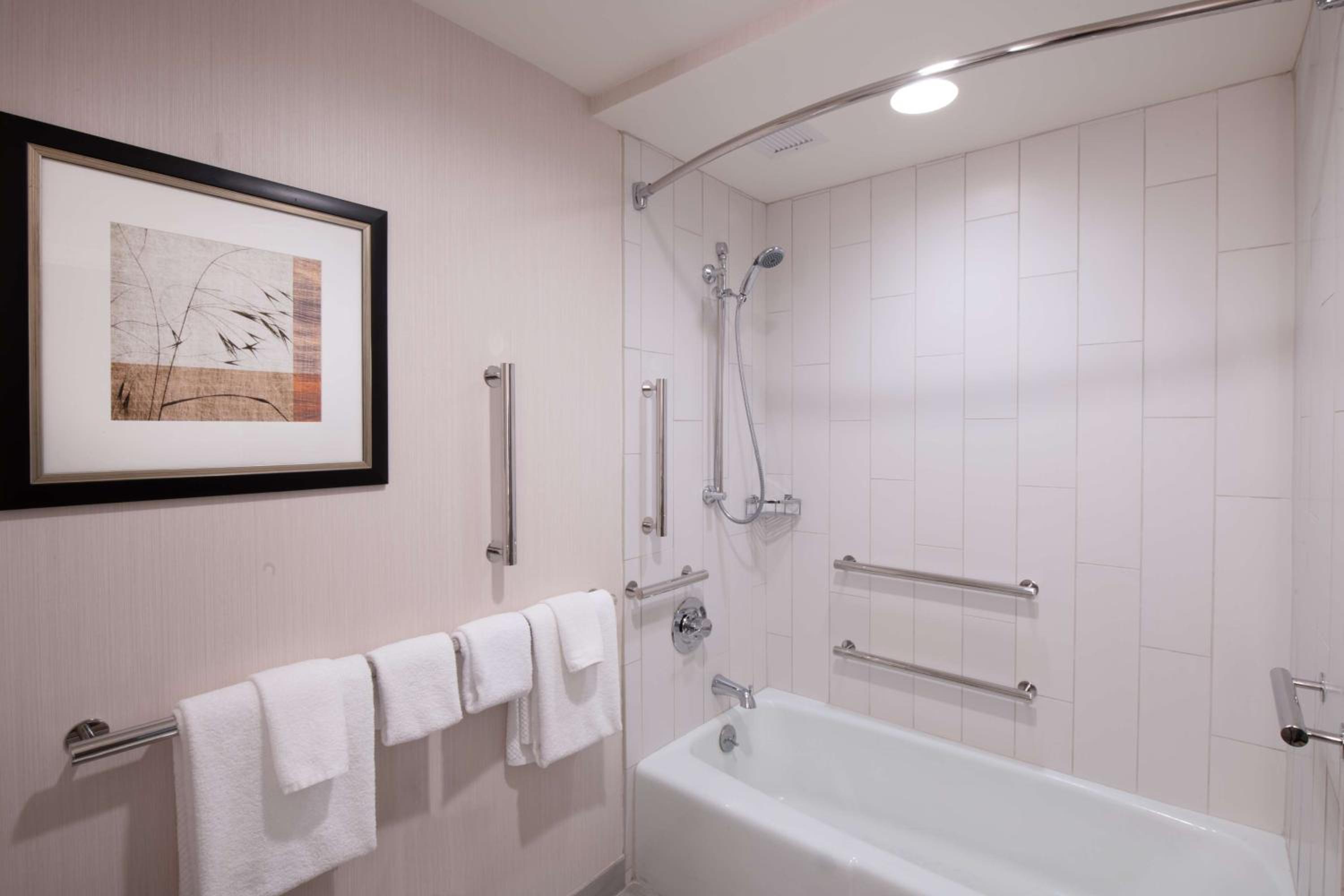 Queen Room with Two Queen Beds and Bath Tub - Mobility Accessible - Photo 2