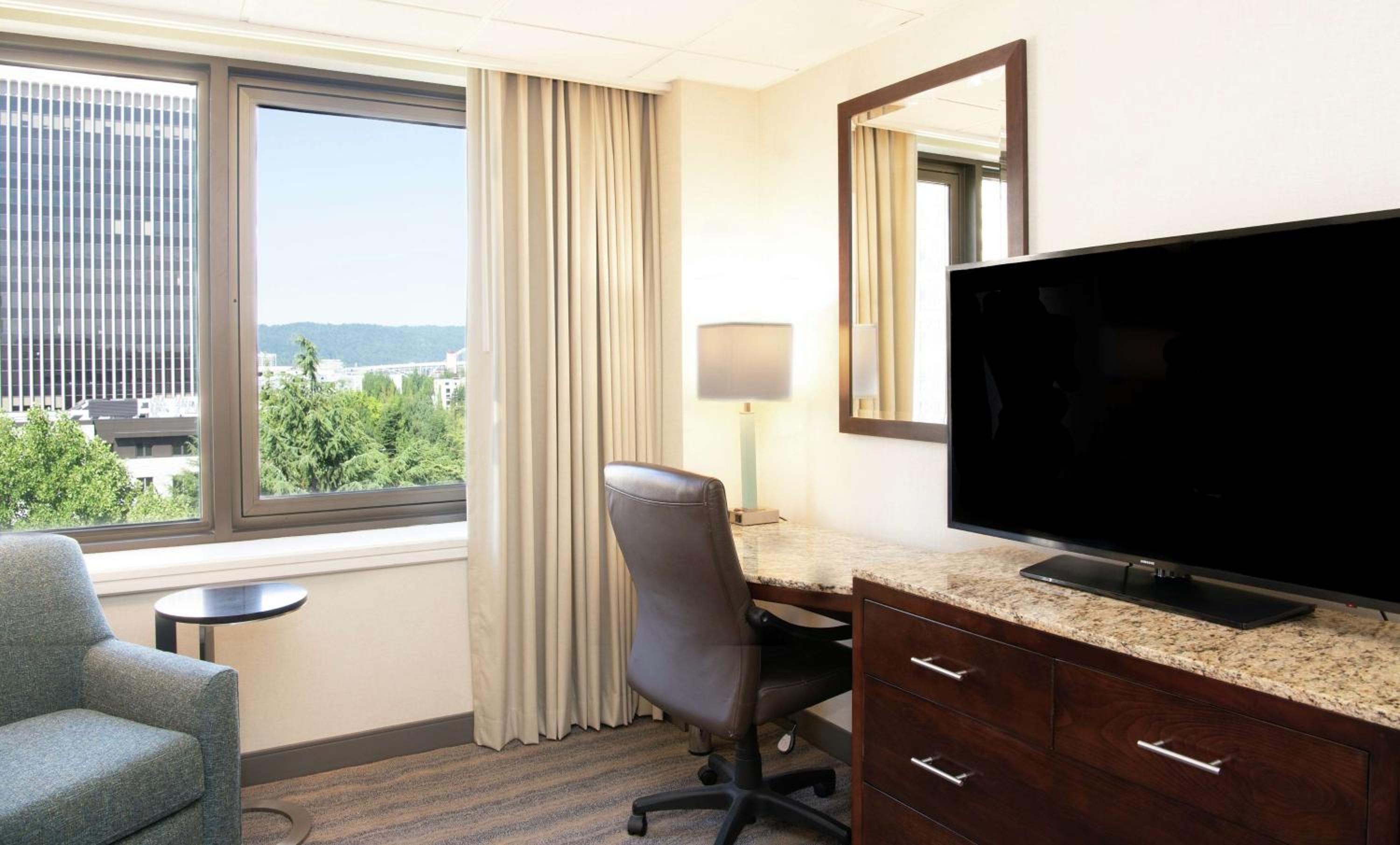 Deluxe King Room - Photo 10