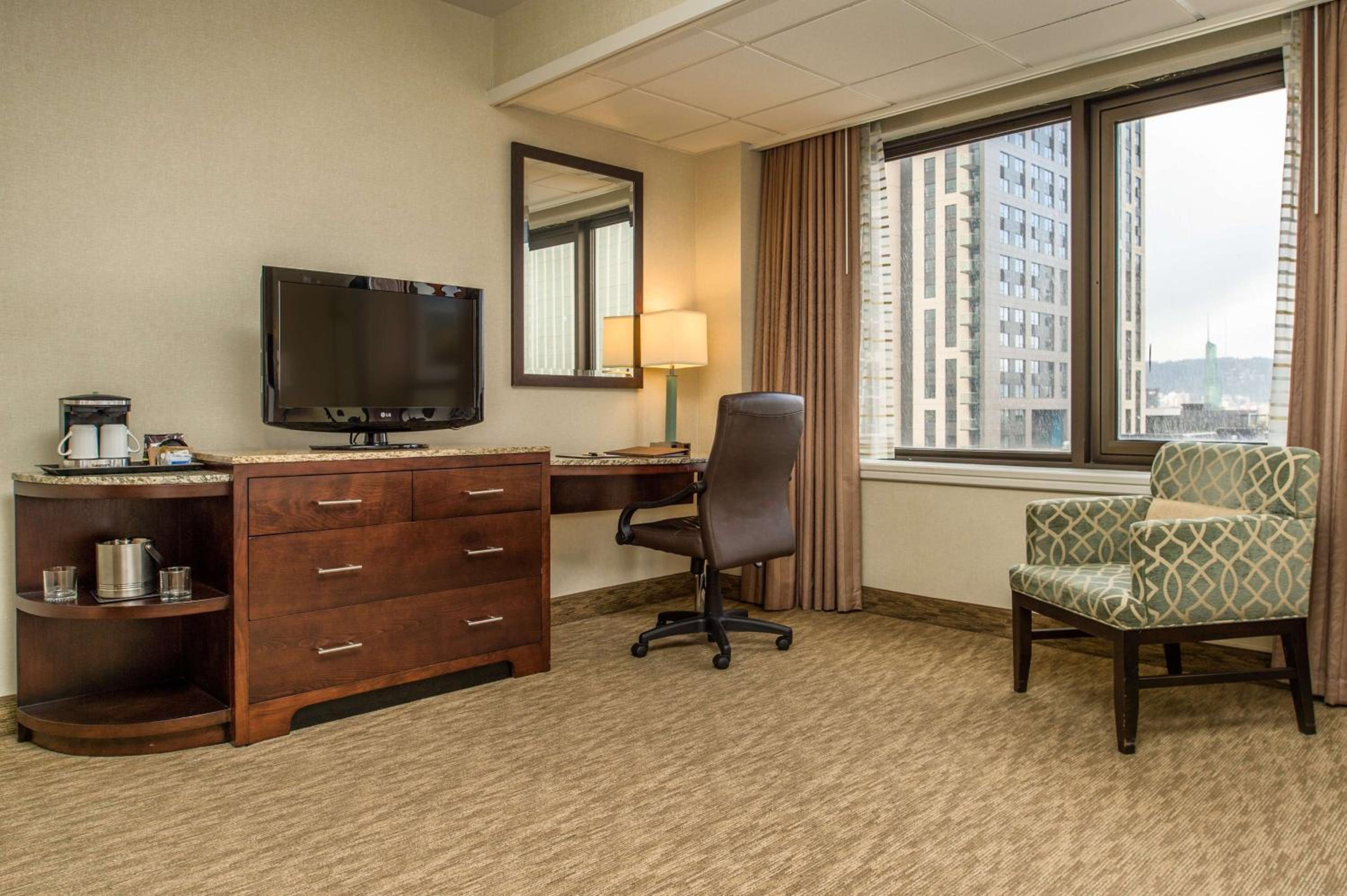 Deluxe King Room - Photo 9