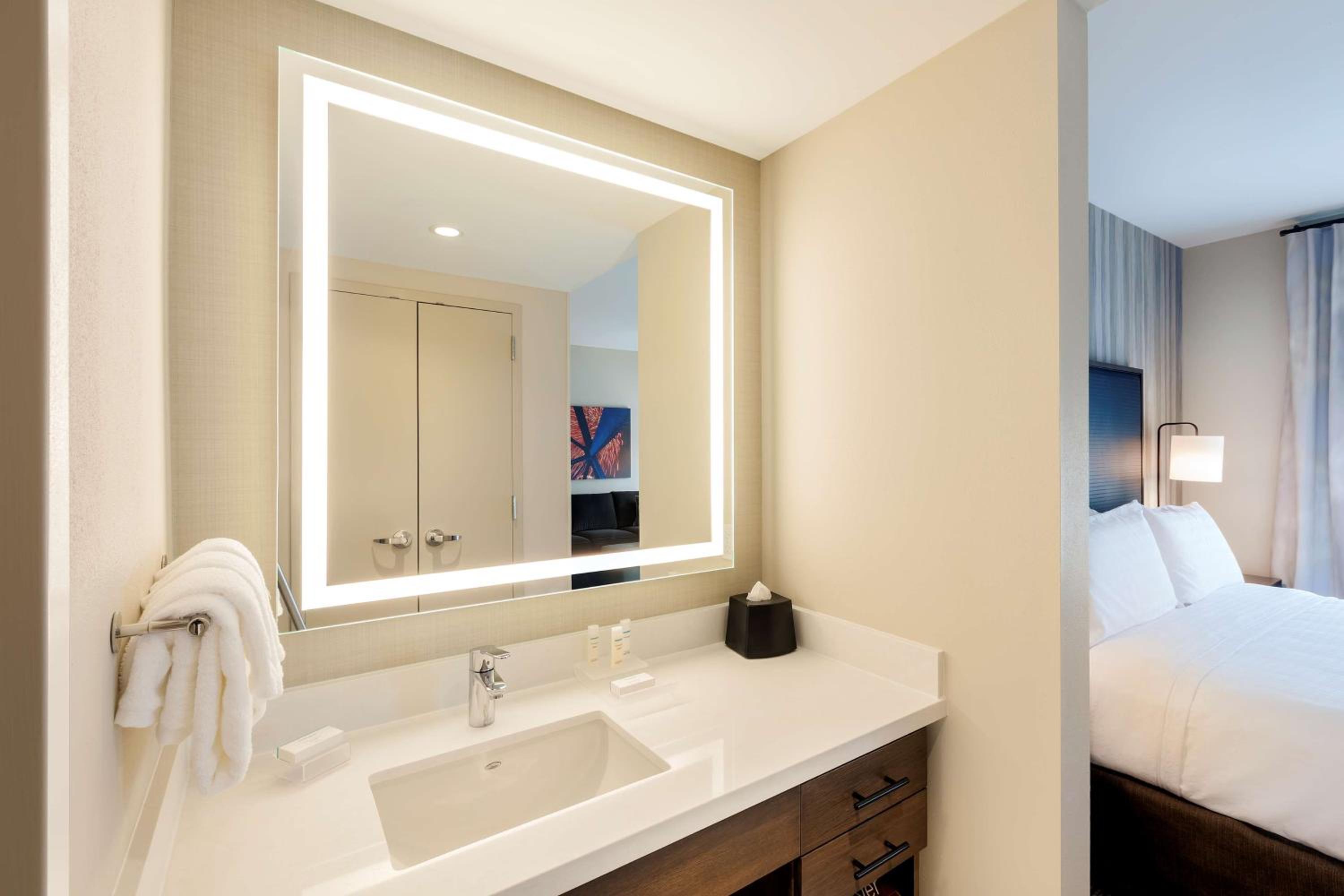 One-Bedroom King Suite - Non-Smoking photo 3