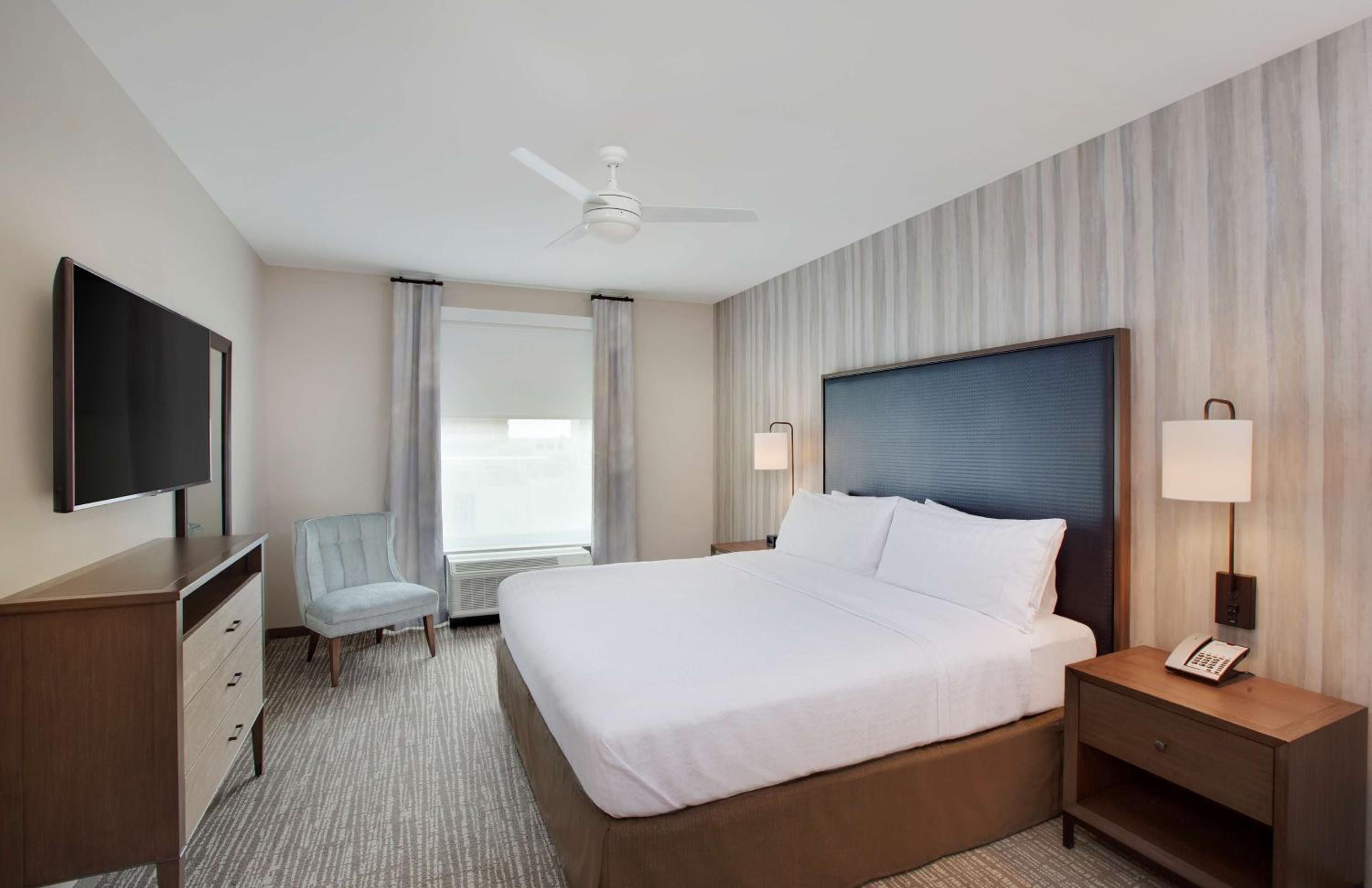 King Suite - Hearing Access/Non-Smoking photo 2