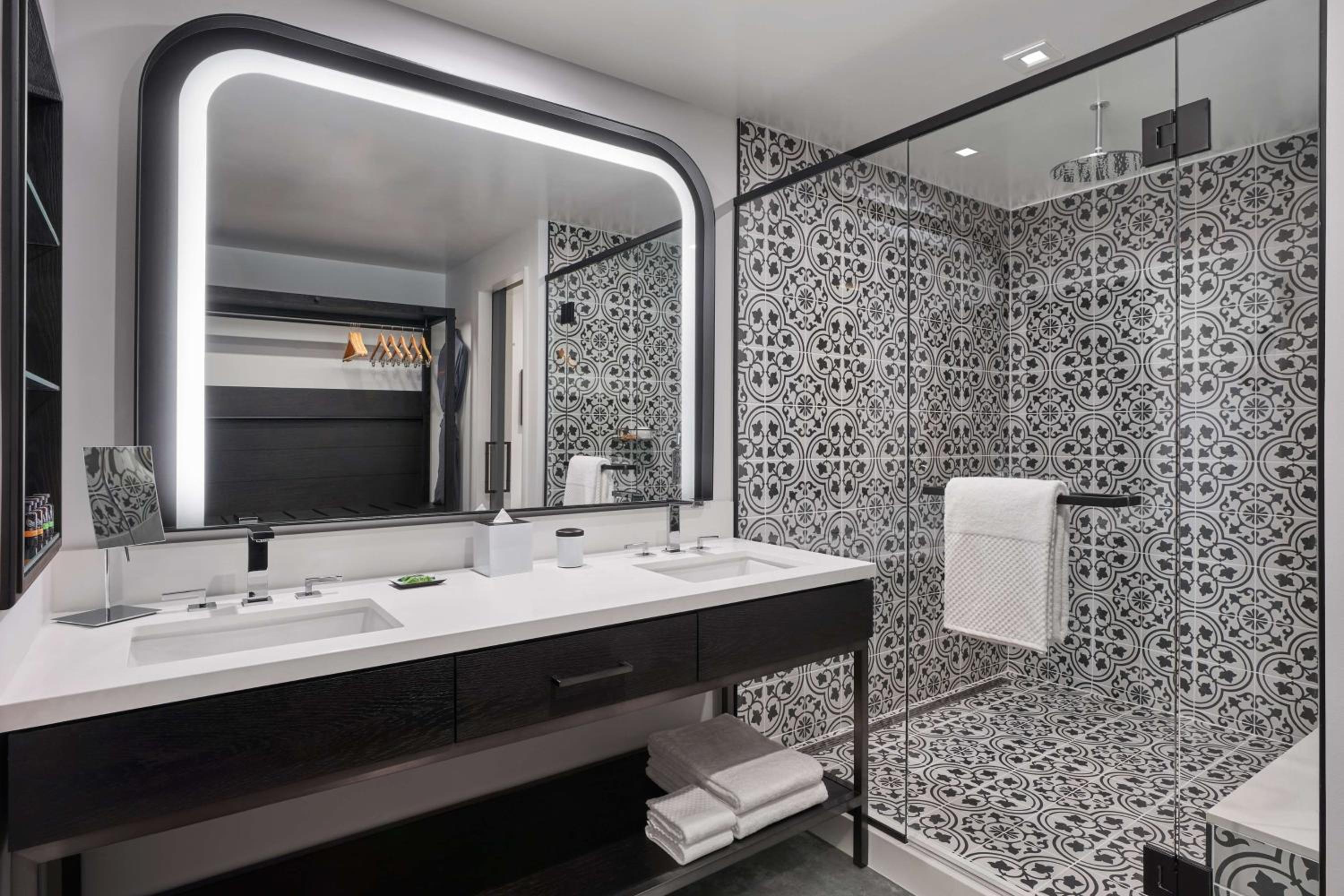 King Suite with River View  - Photo 3