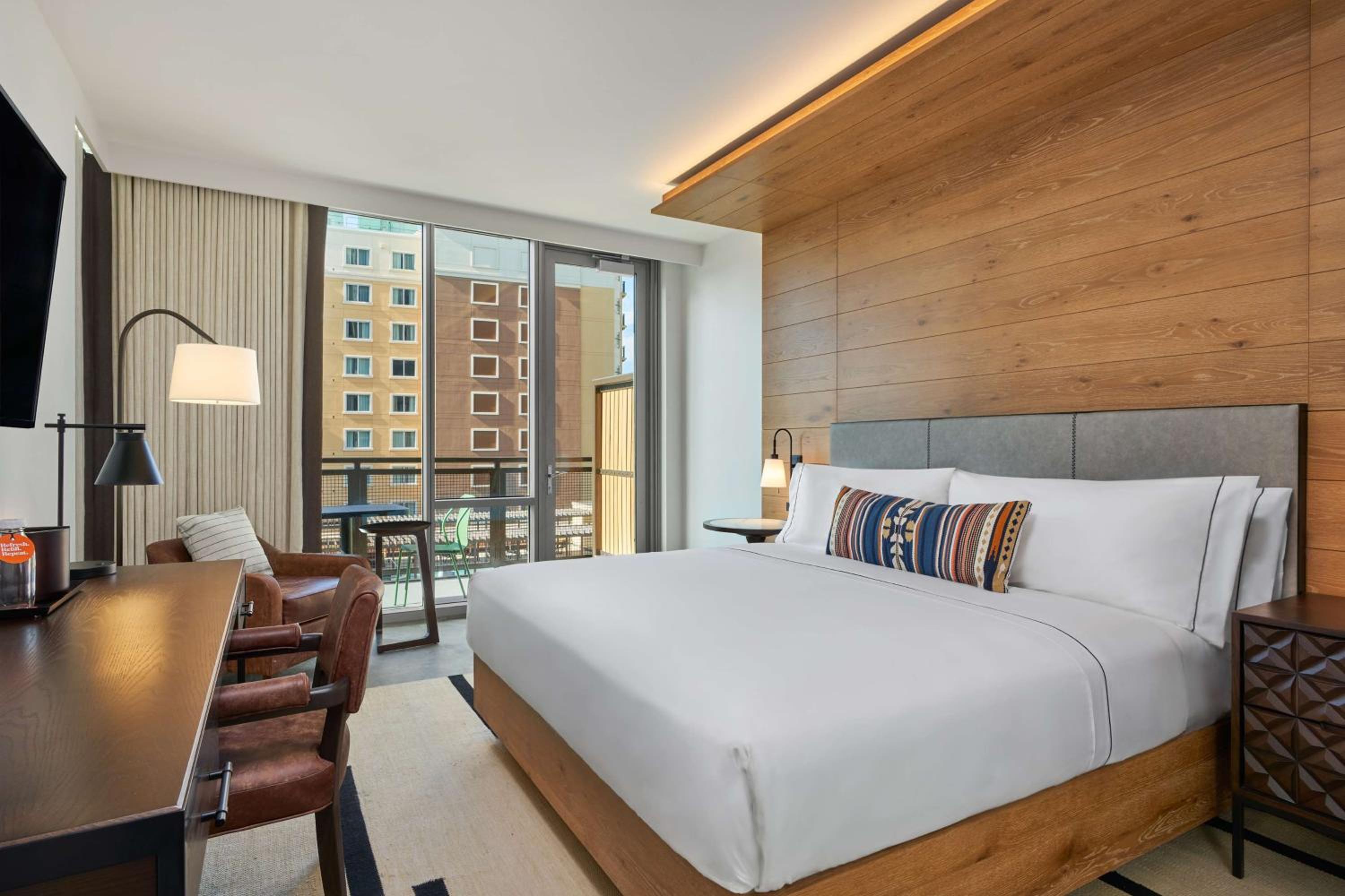 Premium King Room with Balcony - Photo 5