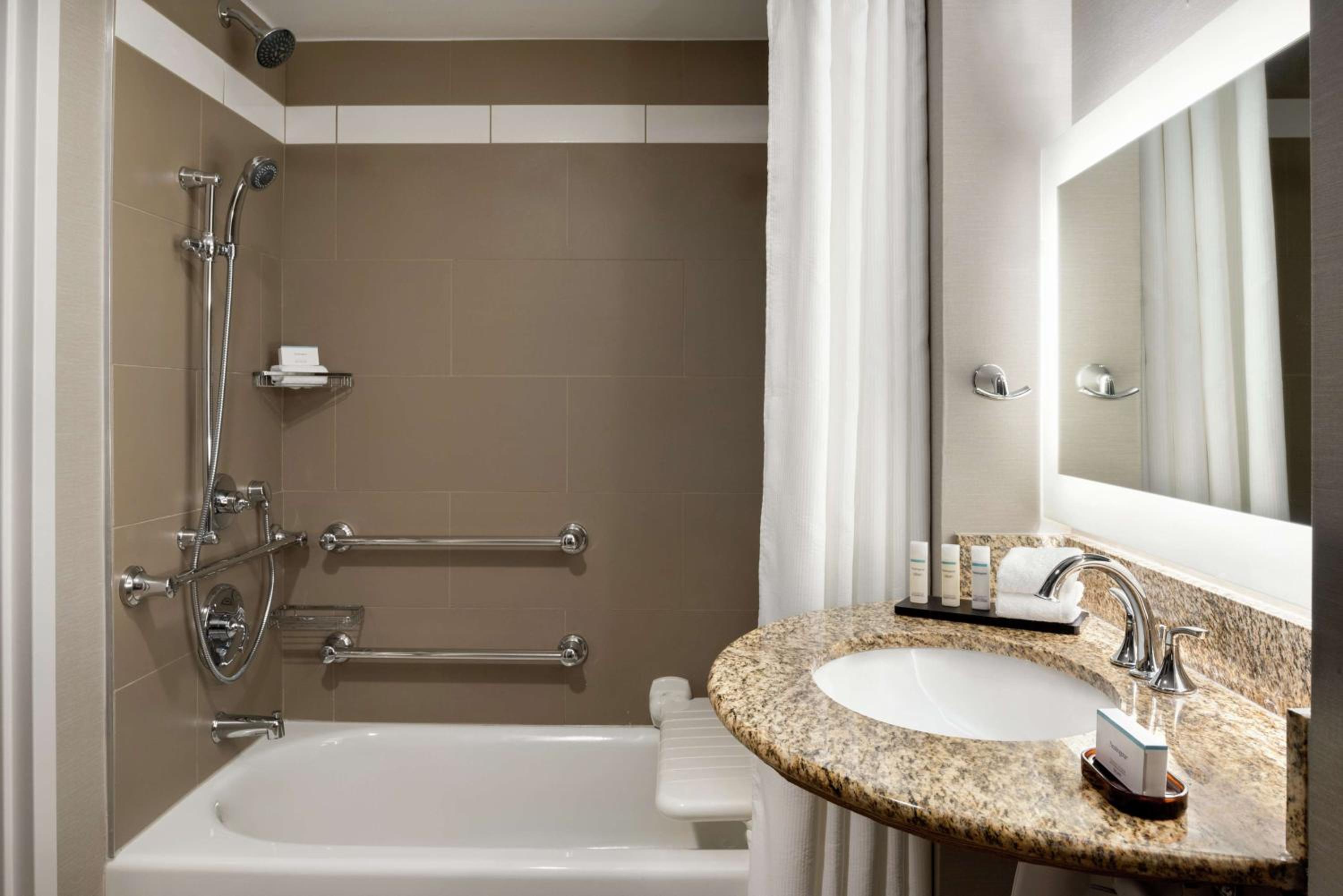 King Suite with Accessible Tub - Mobility and Hearing Access/Non-Smoking - Photo 2