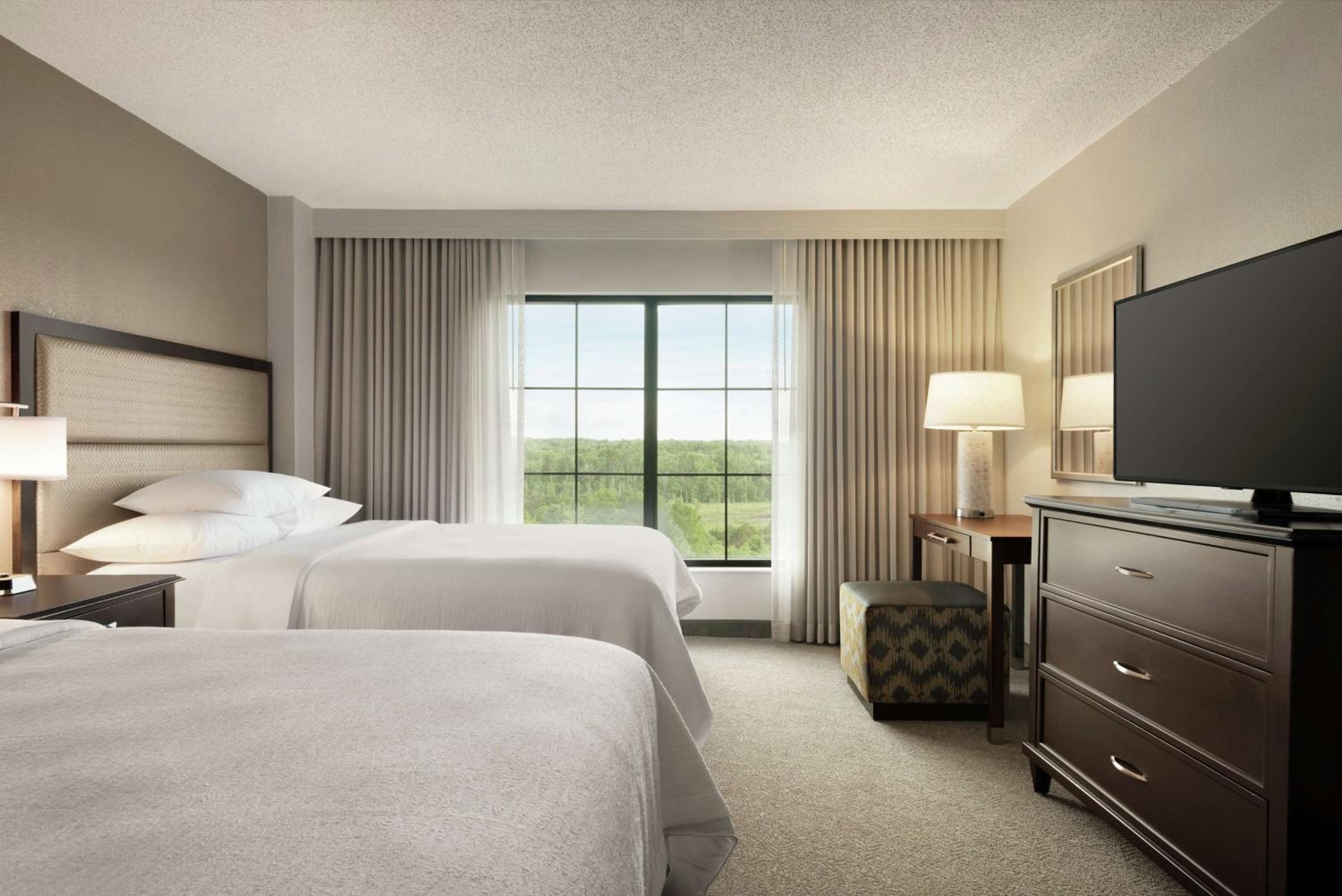 Two-Room Queen Suite with Two Queen Beds - Photo 6