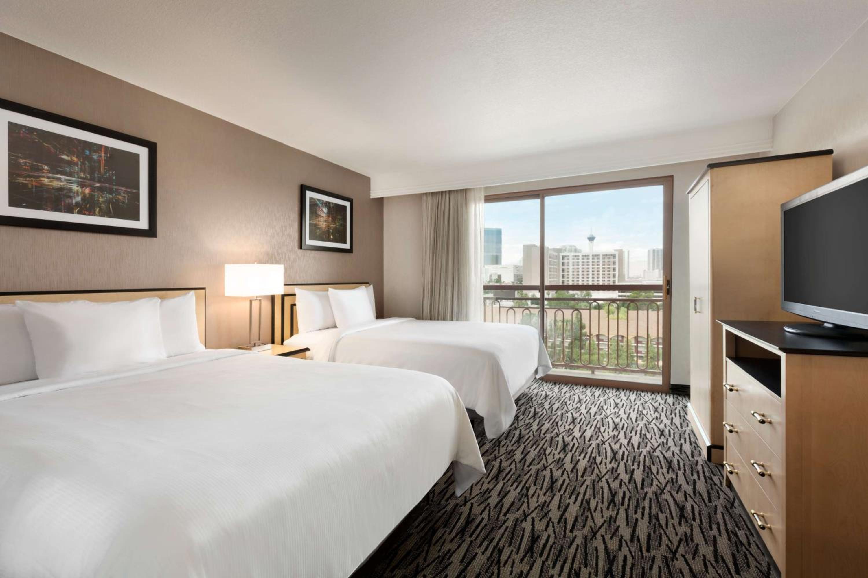 Two-Room Queen Suite with Balcony photo 2