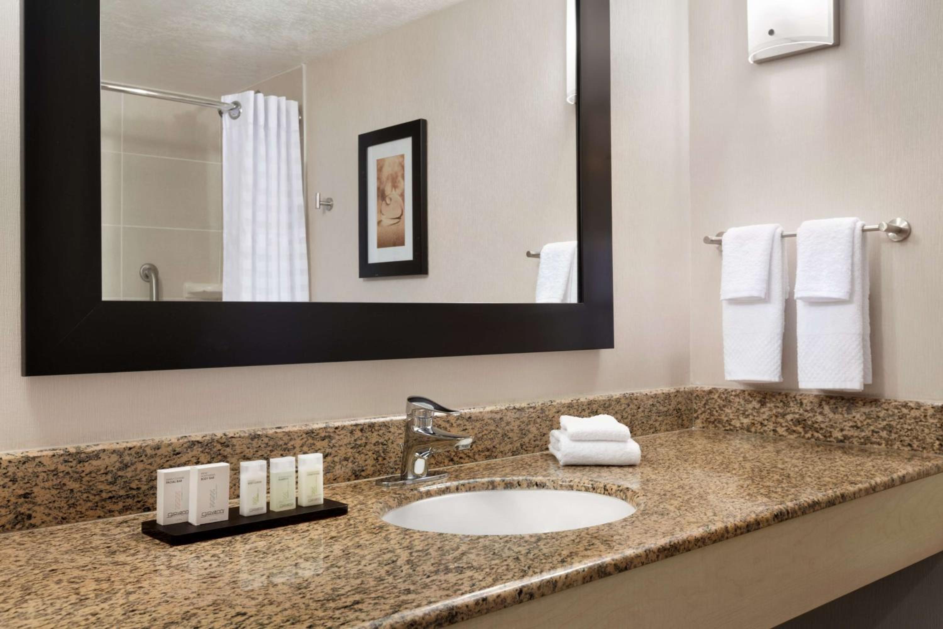 Two-Room King Suite with Balcony photo 2