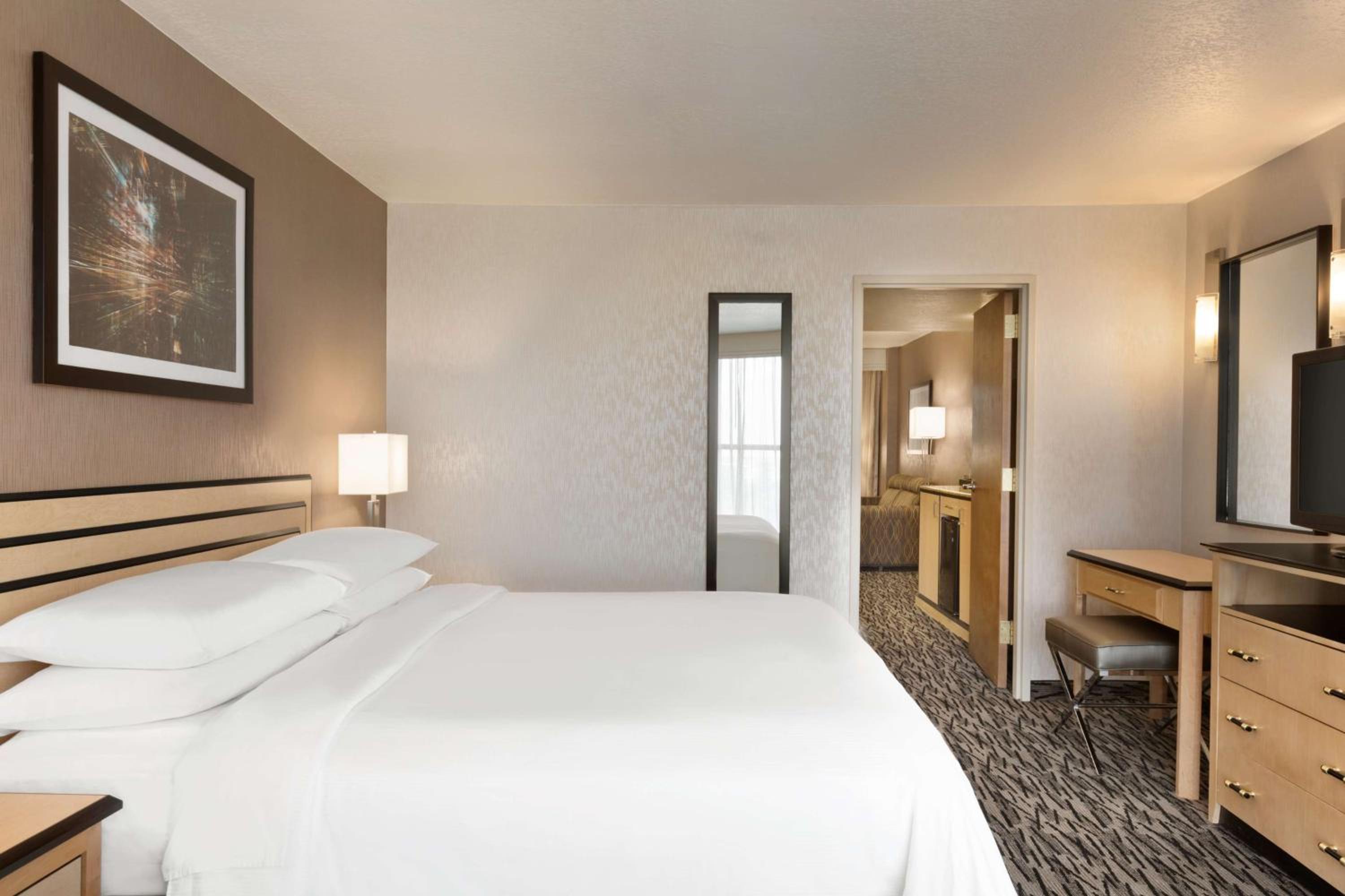 Two-Room Queen Suite with Balcony photo 3