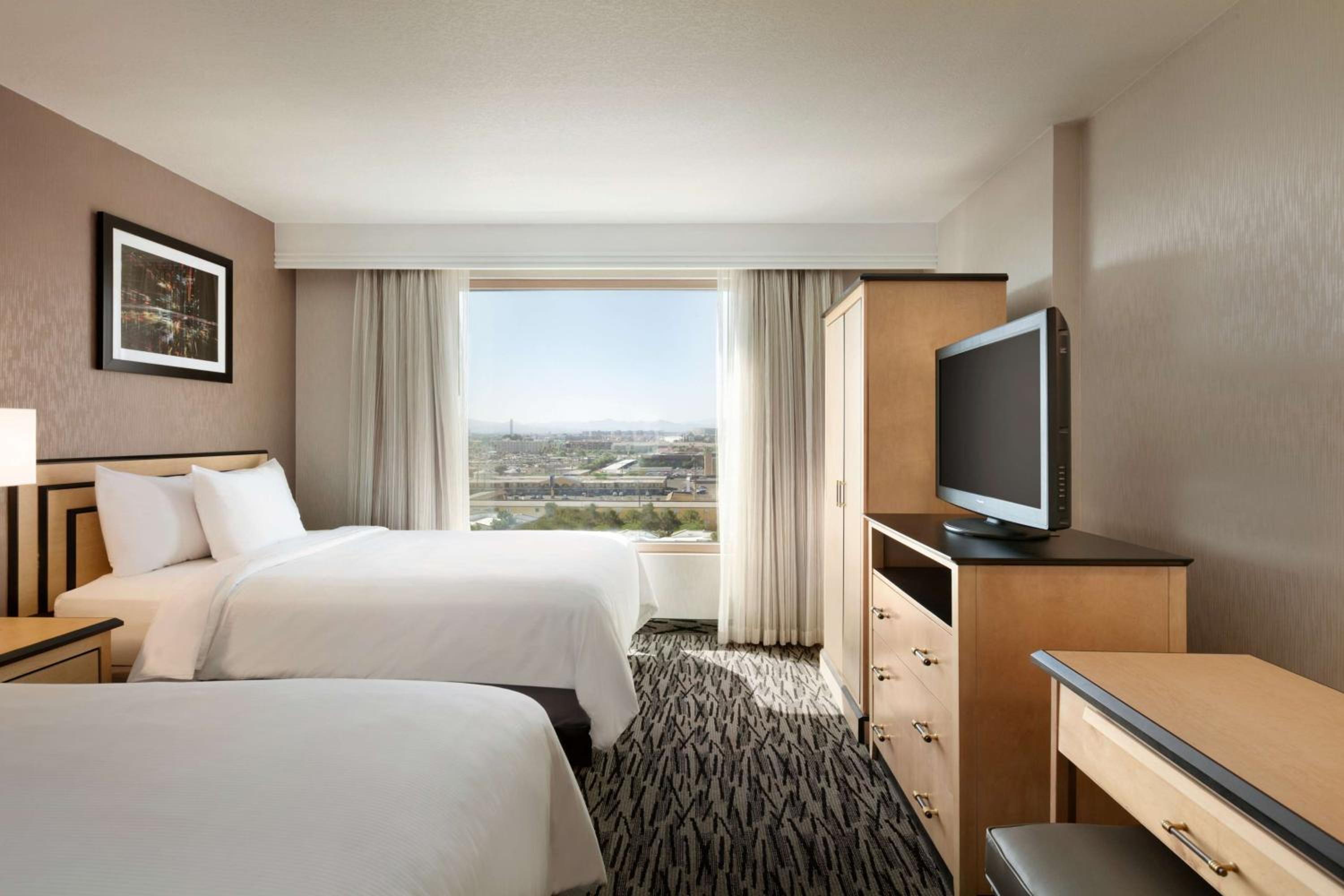 Queen Suite with Two Queen Beds photo 2