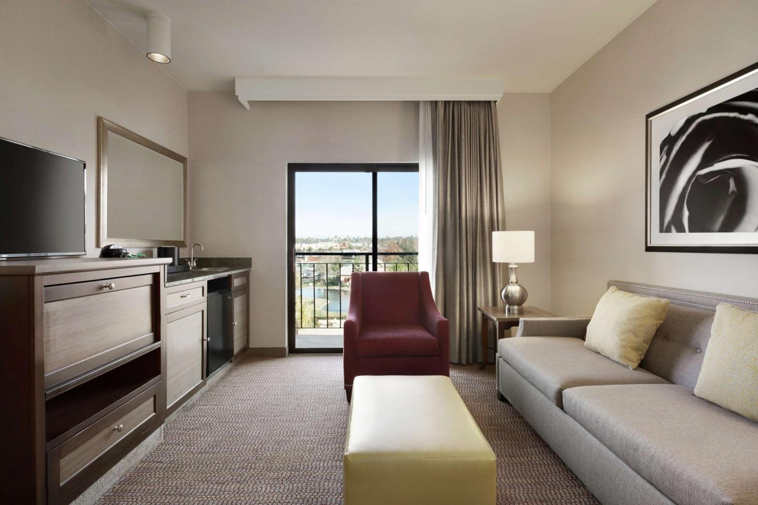 King Suite with Pool View - Non-Smoking - Photo 3