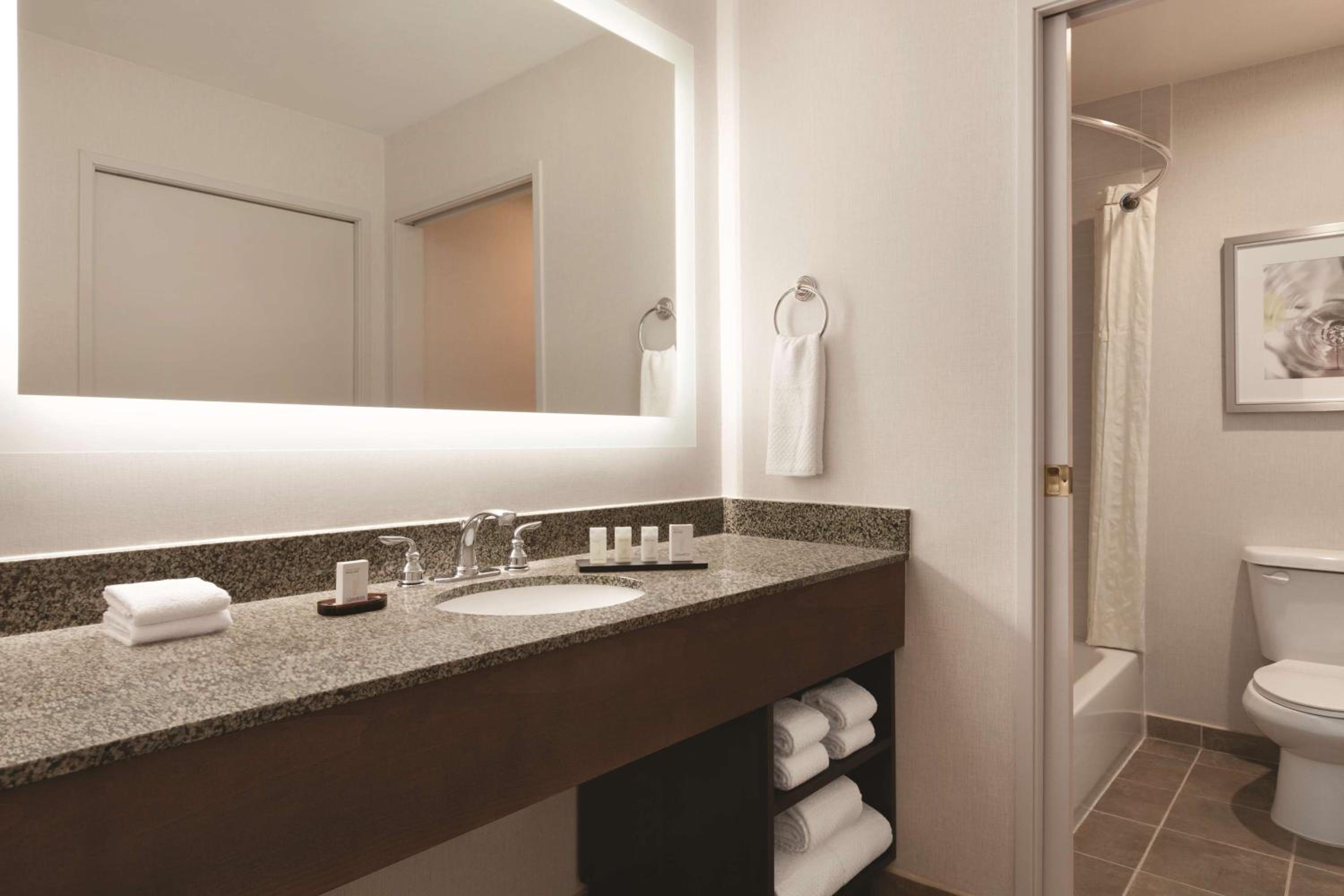 King Suite with Pool View - Non-Smoking - Photo 5
