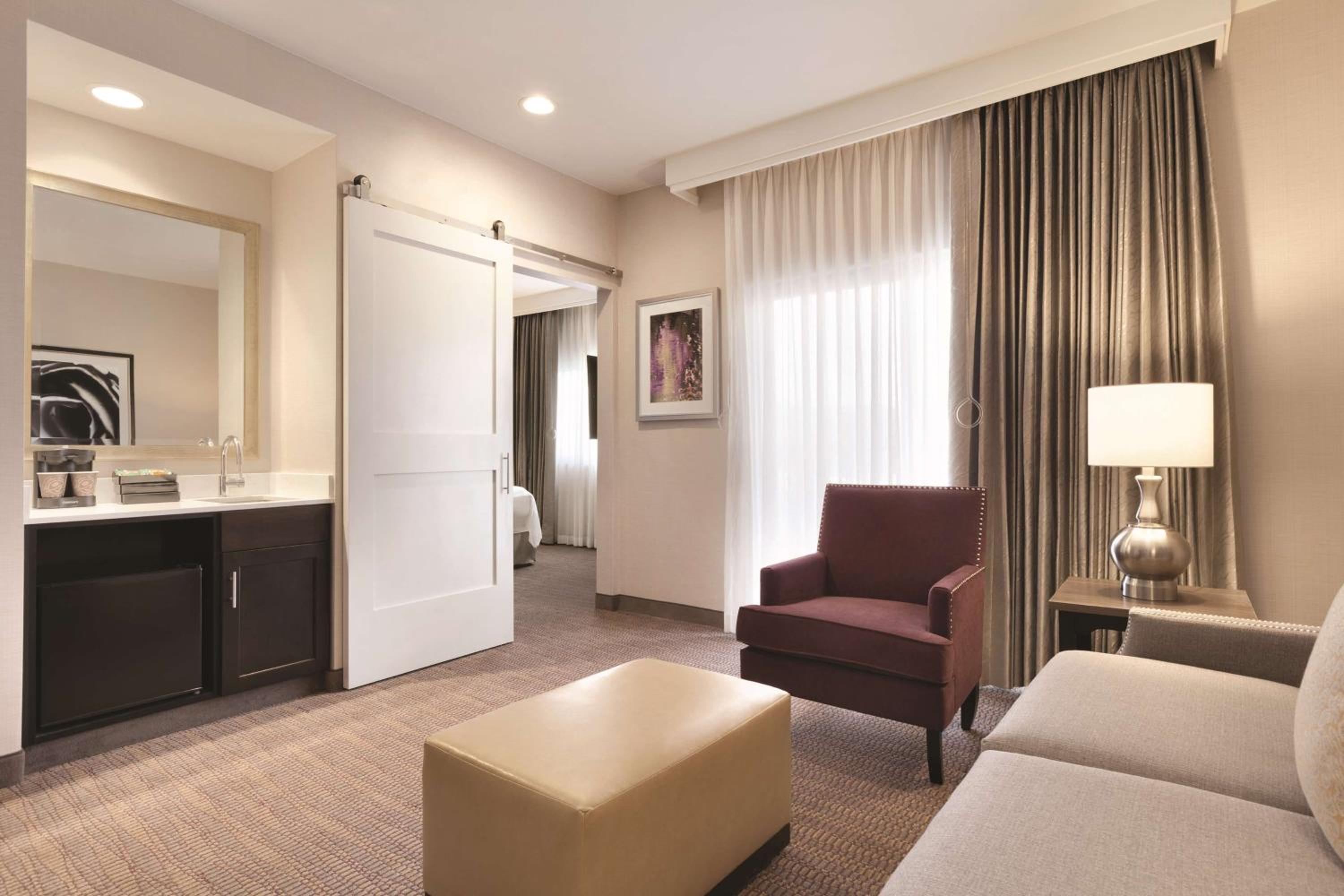 One-Bedroom Queen Suite with Accessible Tub - Mobility Access/Non-Smoking - Photo 5