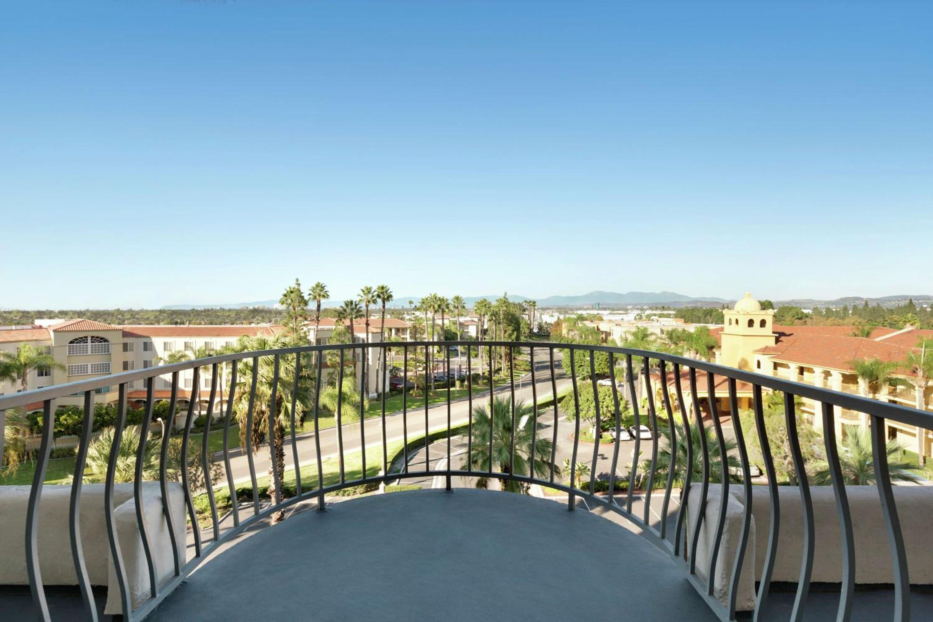 King Suite with Balcony - Non-Smoking - Photo 3