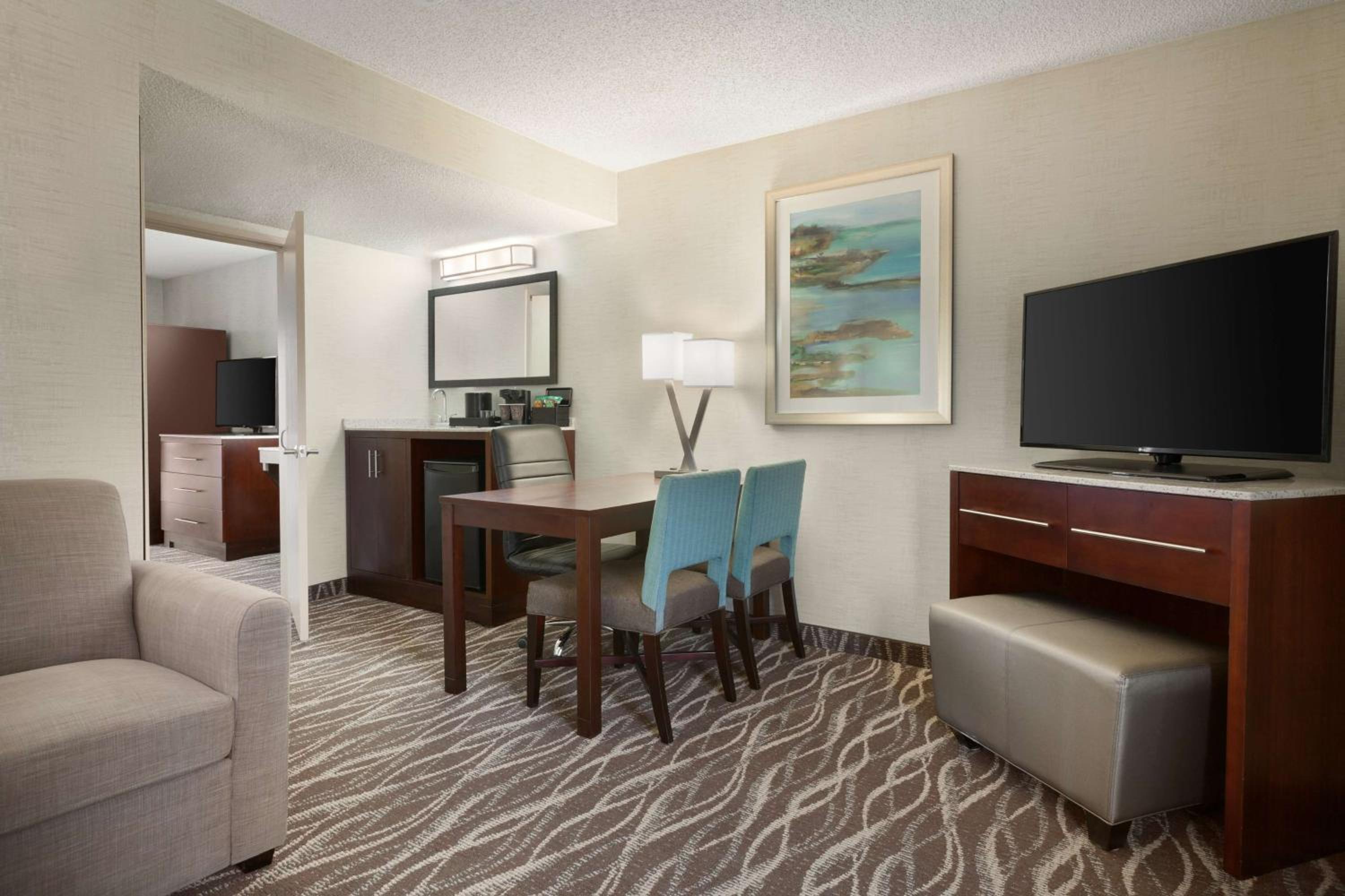 One-Bedroom Double Suite with Bath Tub - Mobility Access - Photo 2
